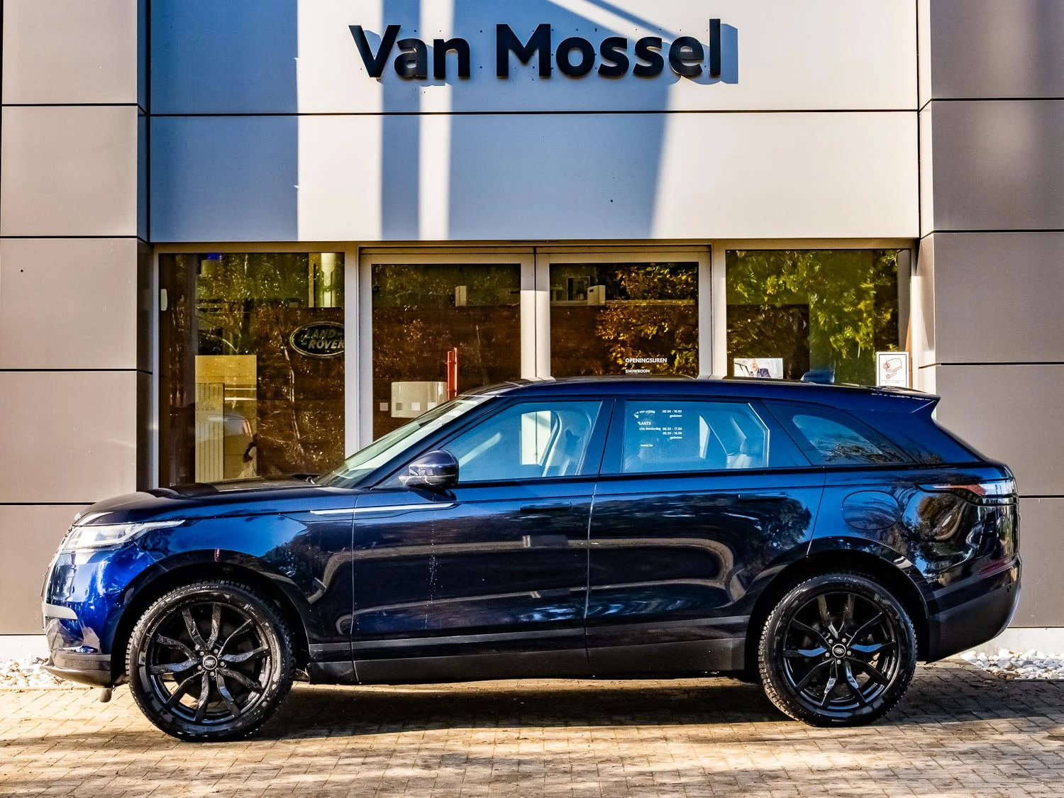 Land Rover-Range Rover Velar-image-2