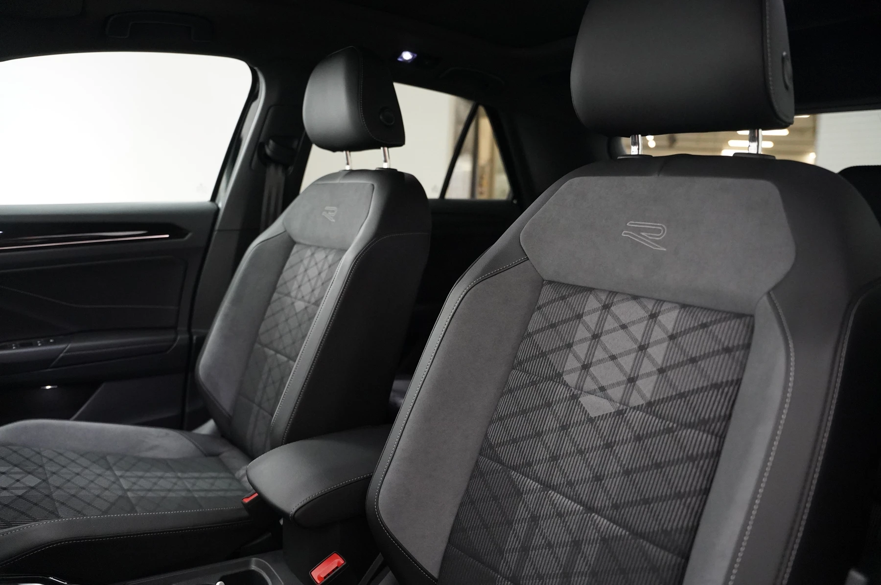 Volkswagen-T-Roc-image-27