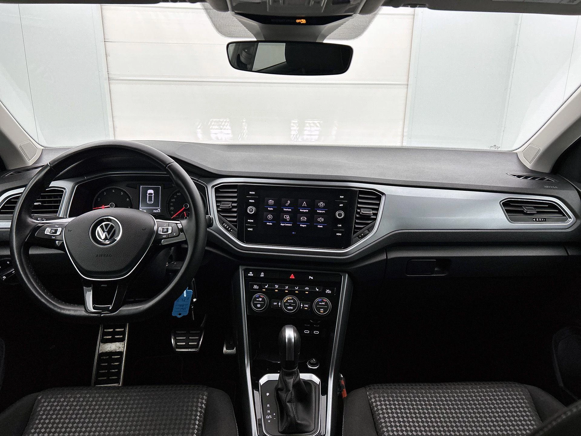 Volkswagen-T-Roc-image-16