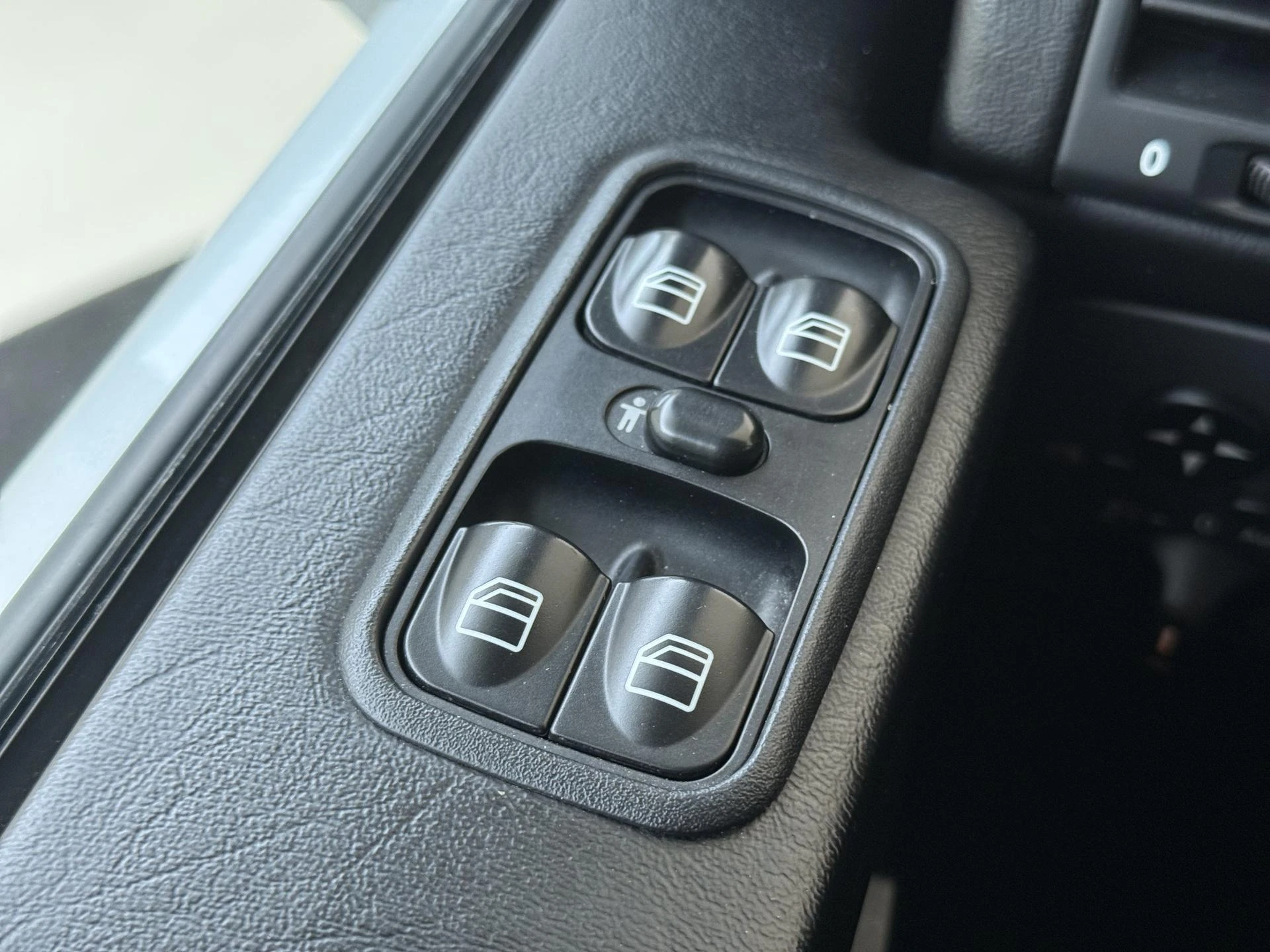 Mercedes-Benz-G-Klasse-image-34