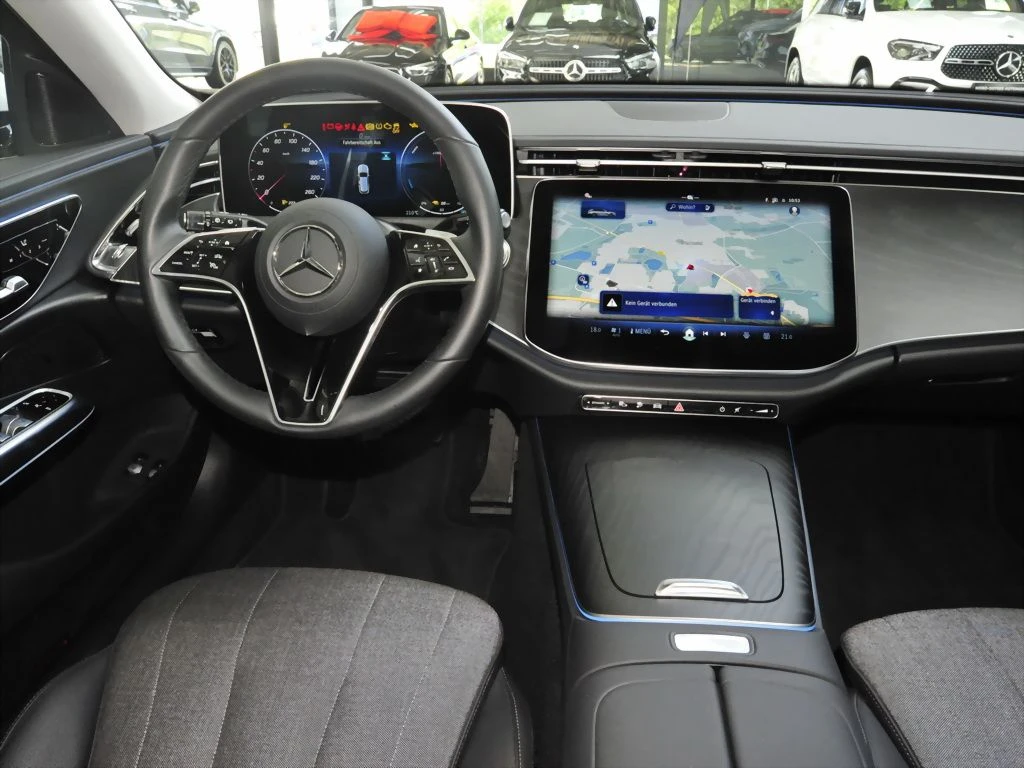 Mercedes-Benz-E-Klasse 300-image-9
