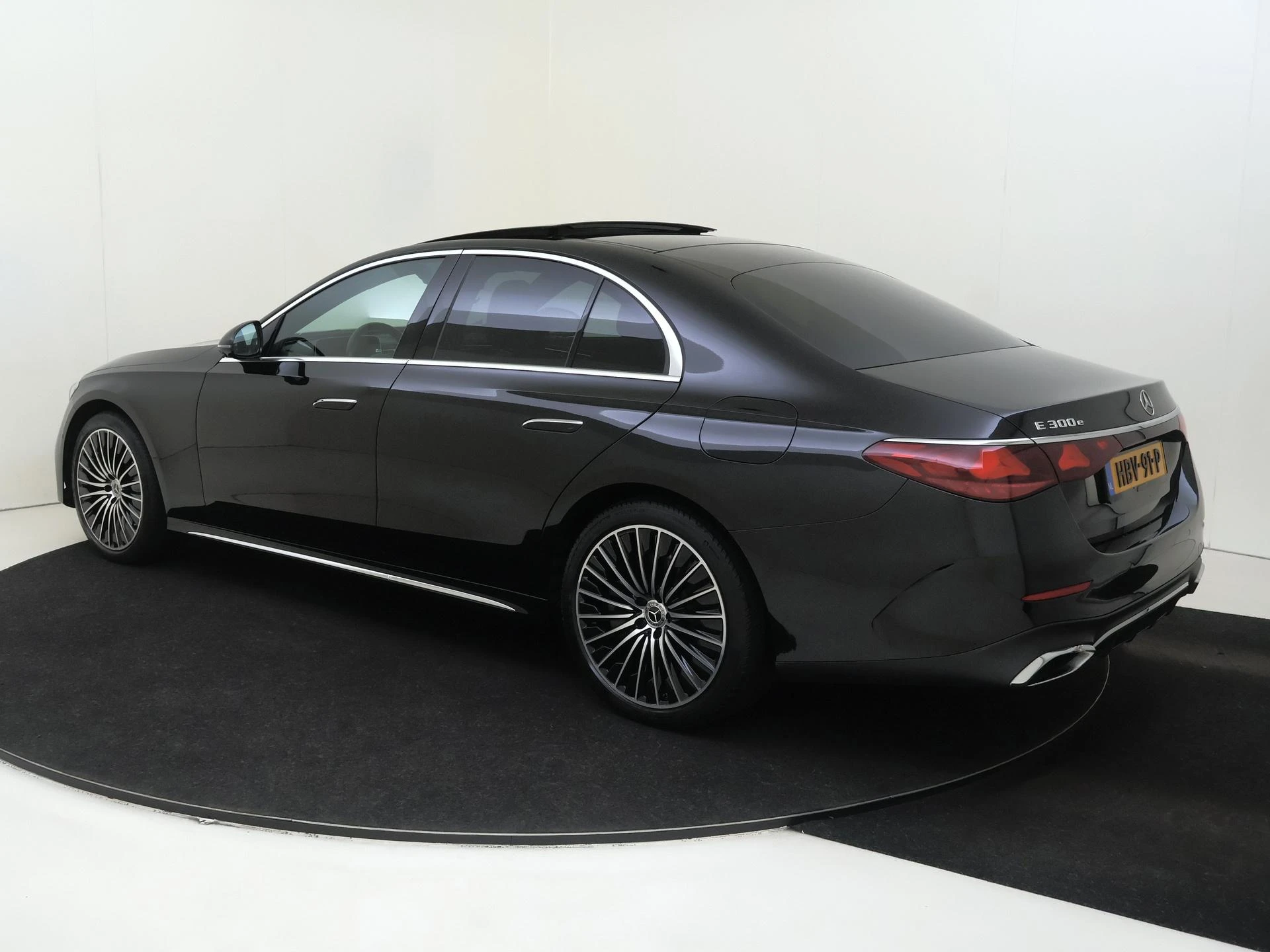Mercedes-Benz-E-Klasse-image-2