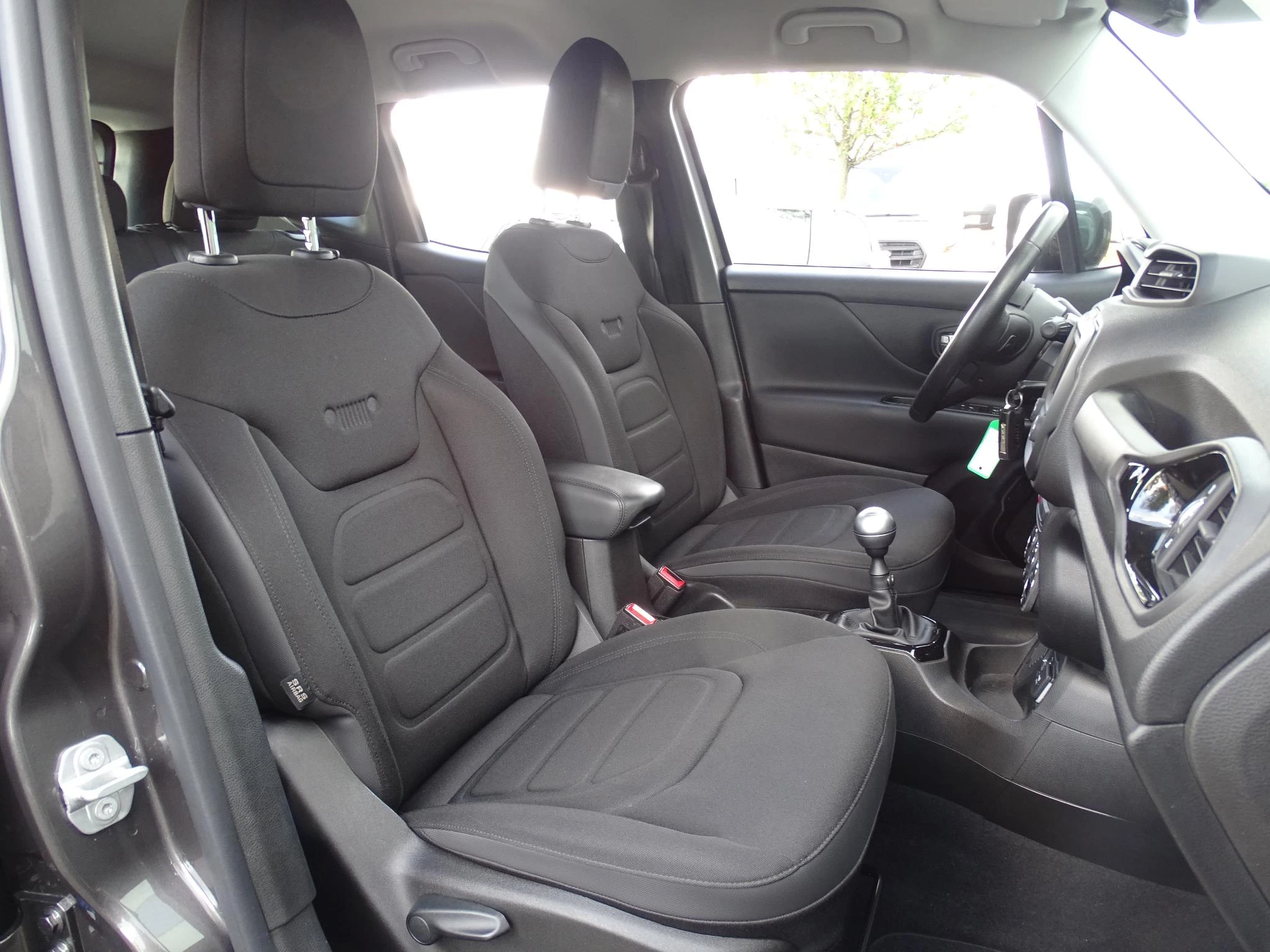 Jeep-Renegade-image-12