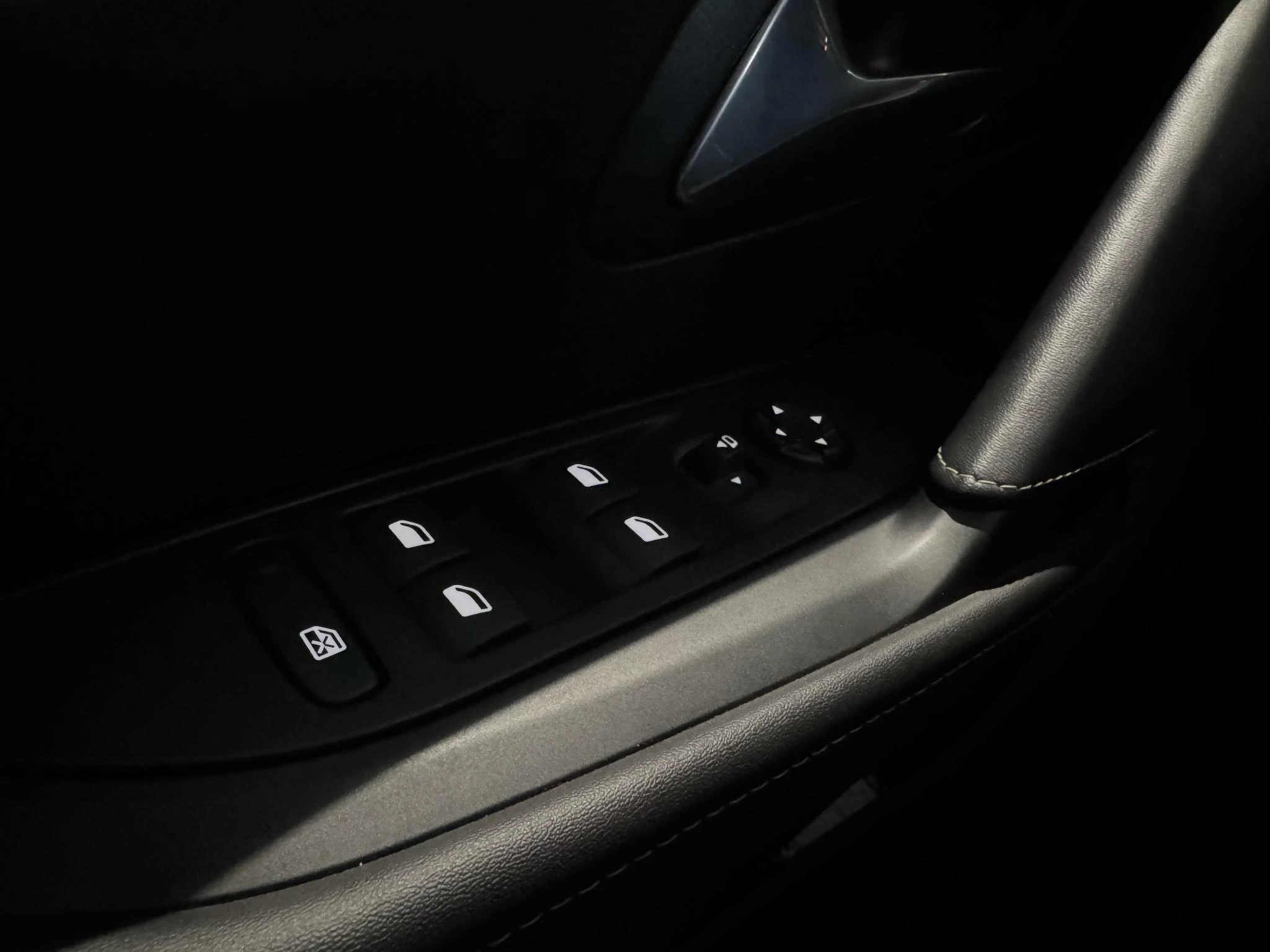 Peugeot-e-208-image-12