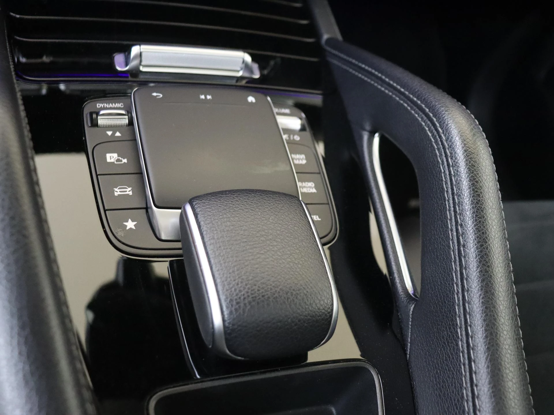 Mercedes-Benz-GLE-image-18