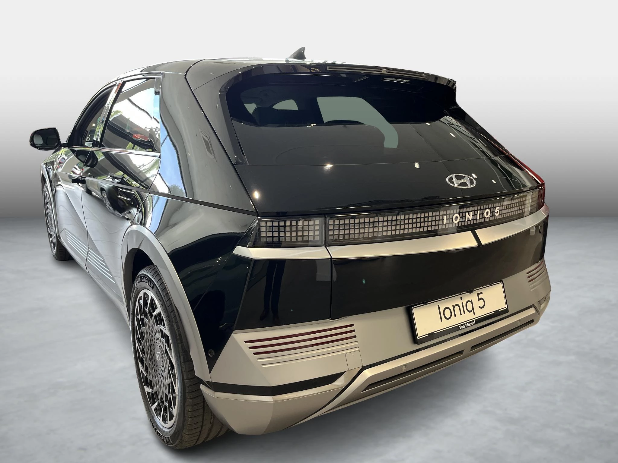 Hyundai-IONIQ 5-image-4