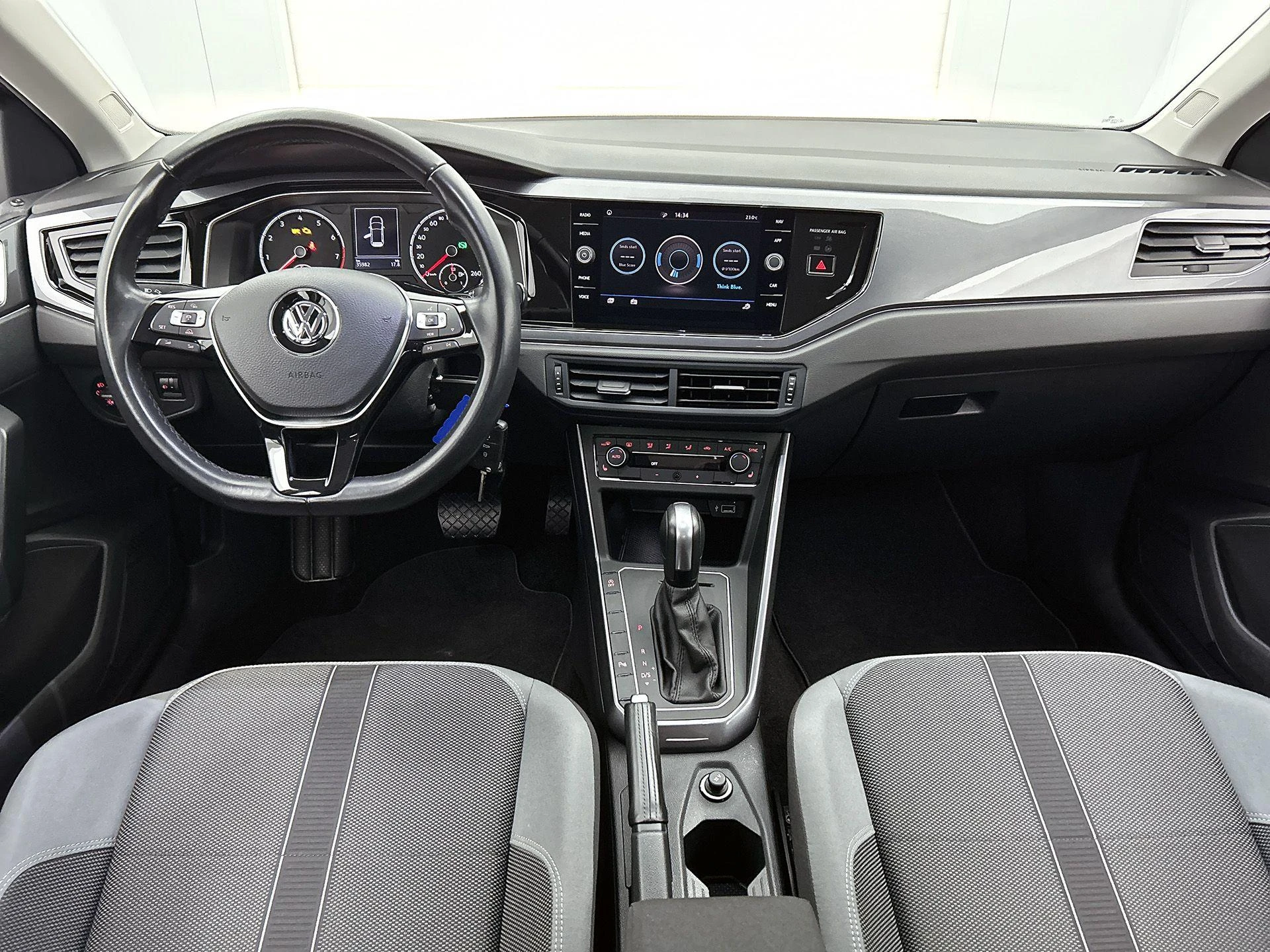 Volkswagen-Polo-image-21