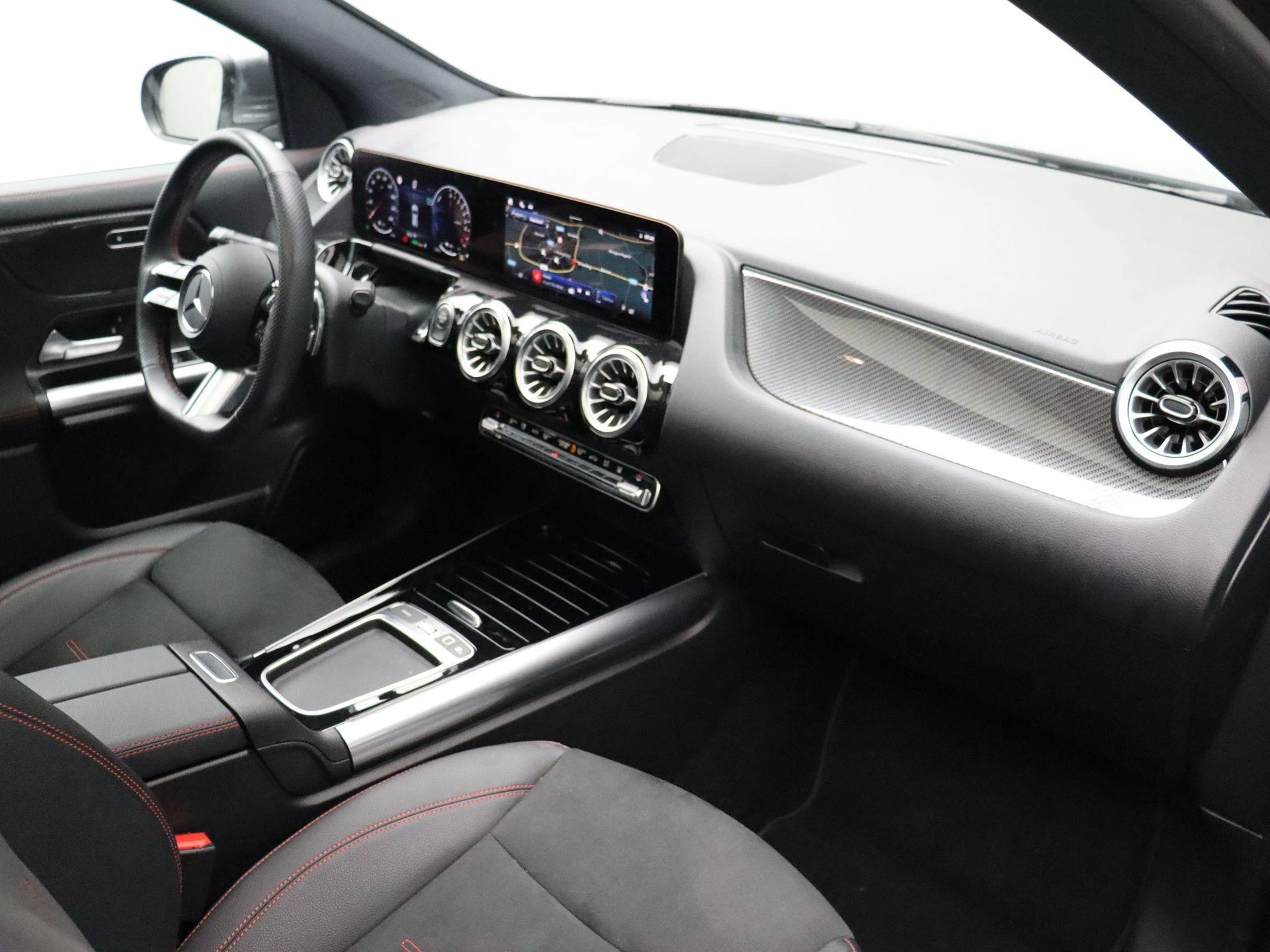 Mercedes-Benz-GLA-image-32