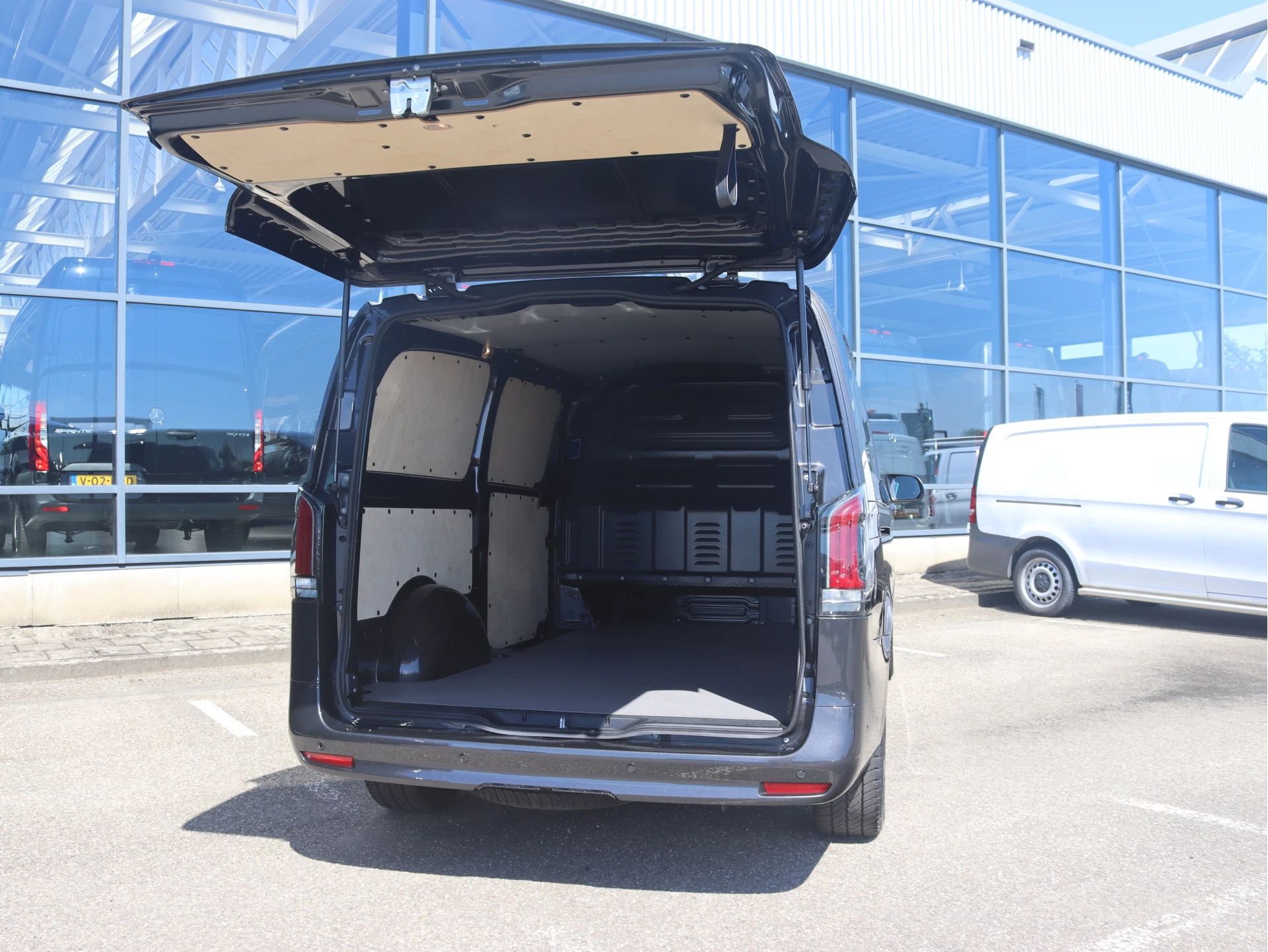 Mercedes-Benz-Vito-image-2