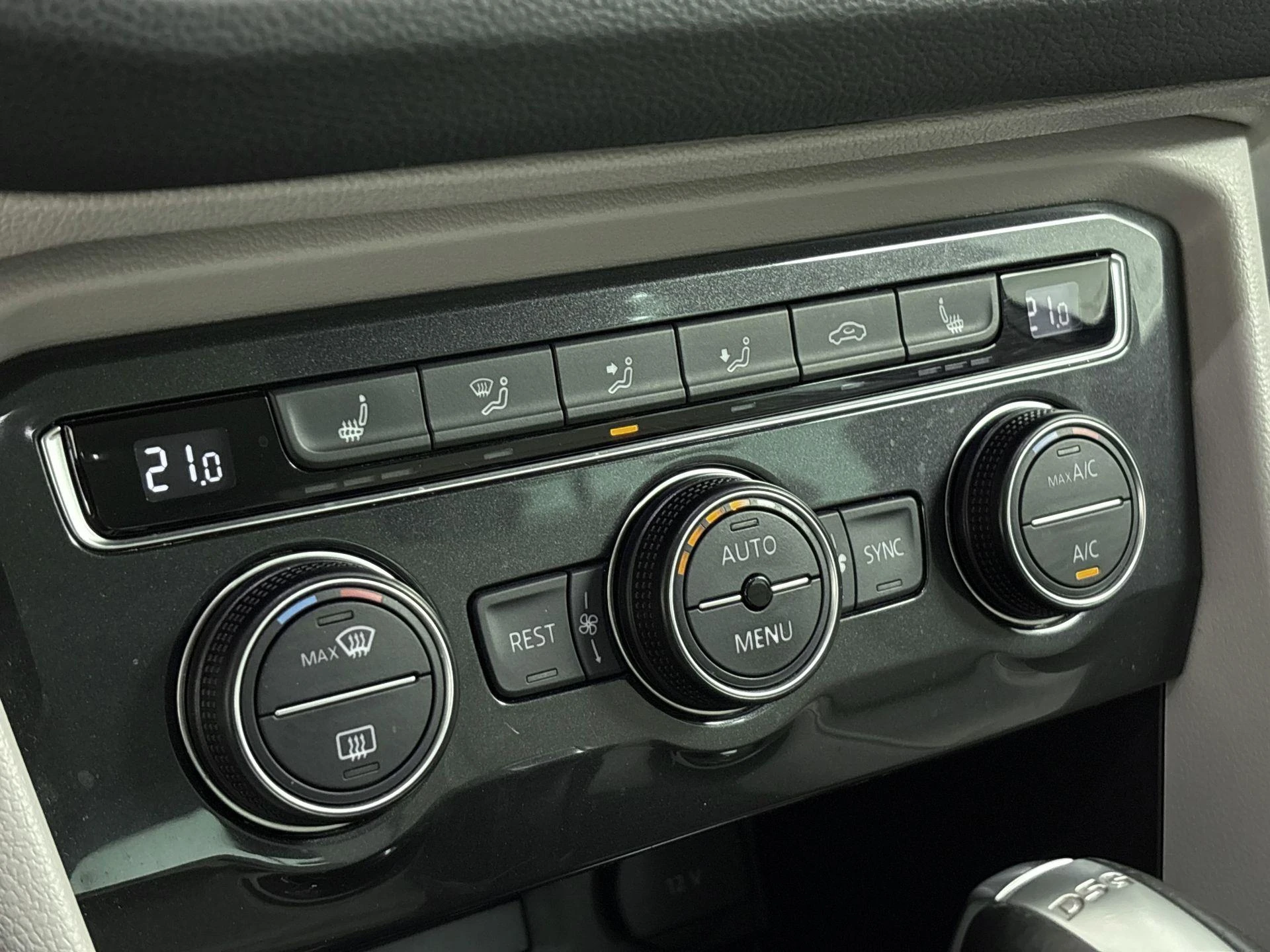 Volkswagen-Tiguan-image-23