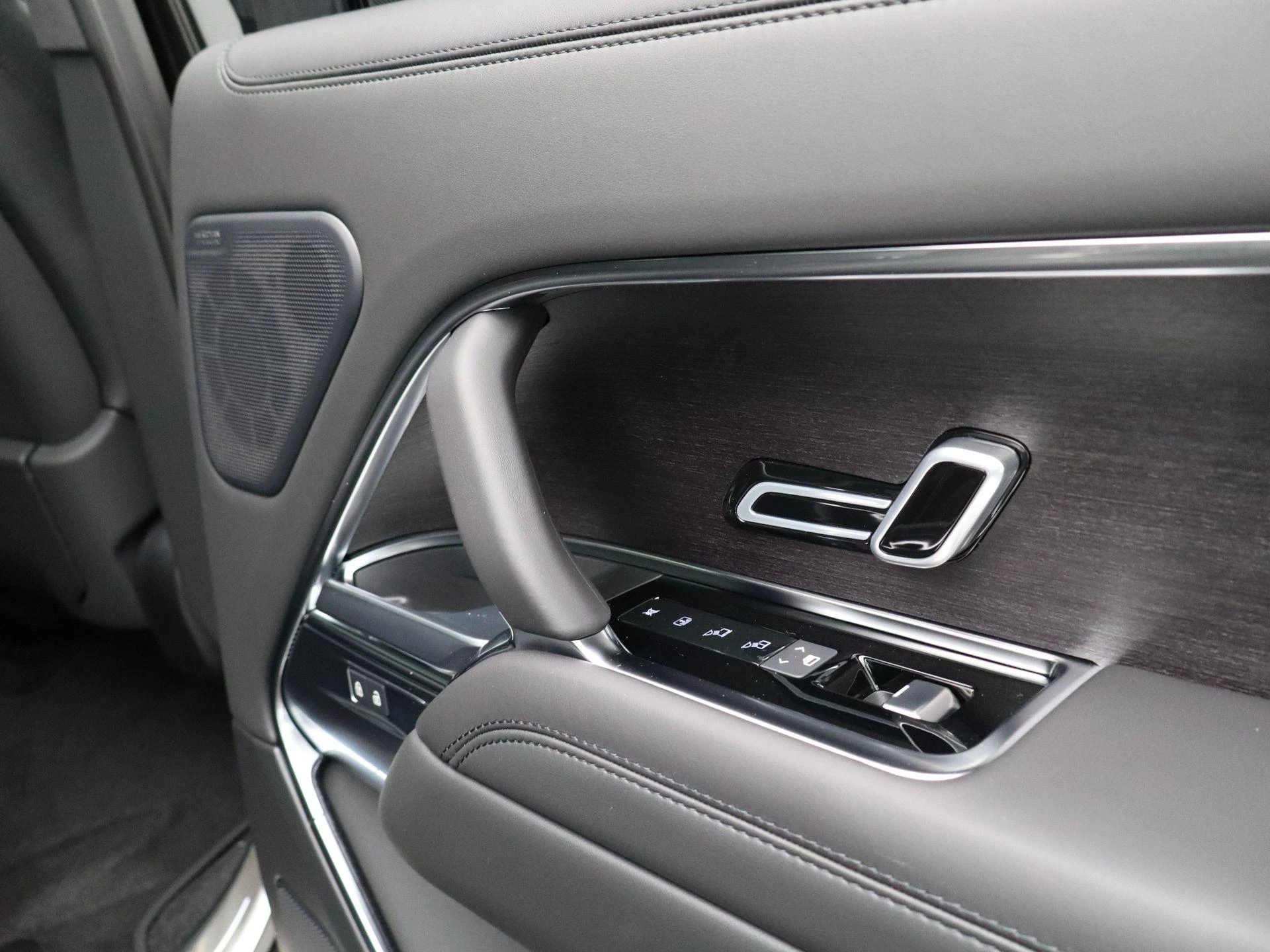 Land Rover-Range Rover-image-42