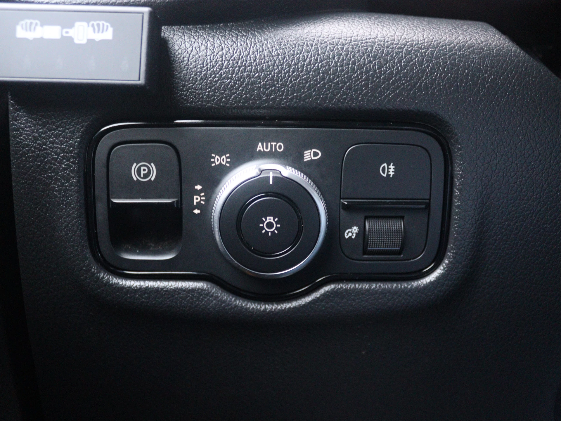 Mercedes-Benz-Vito-image-11