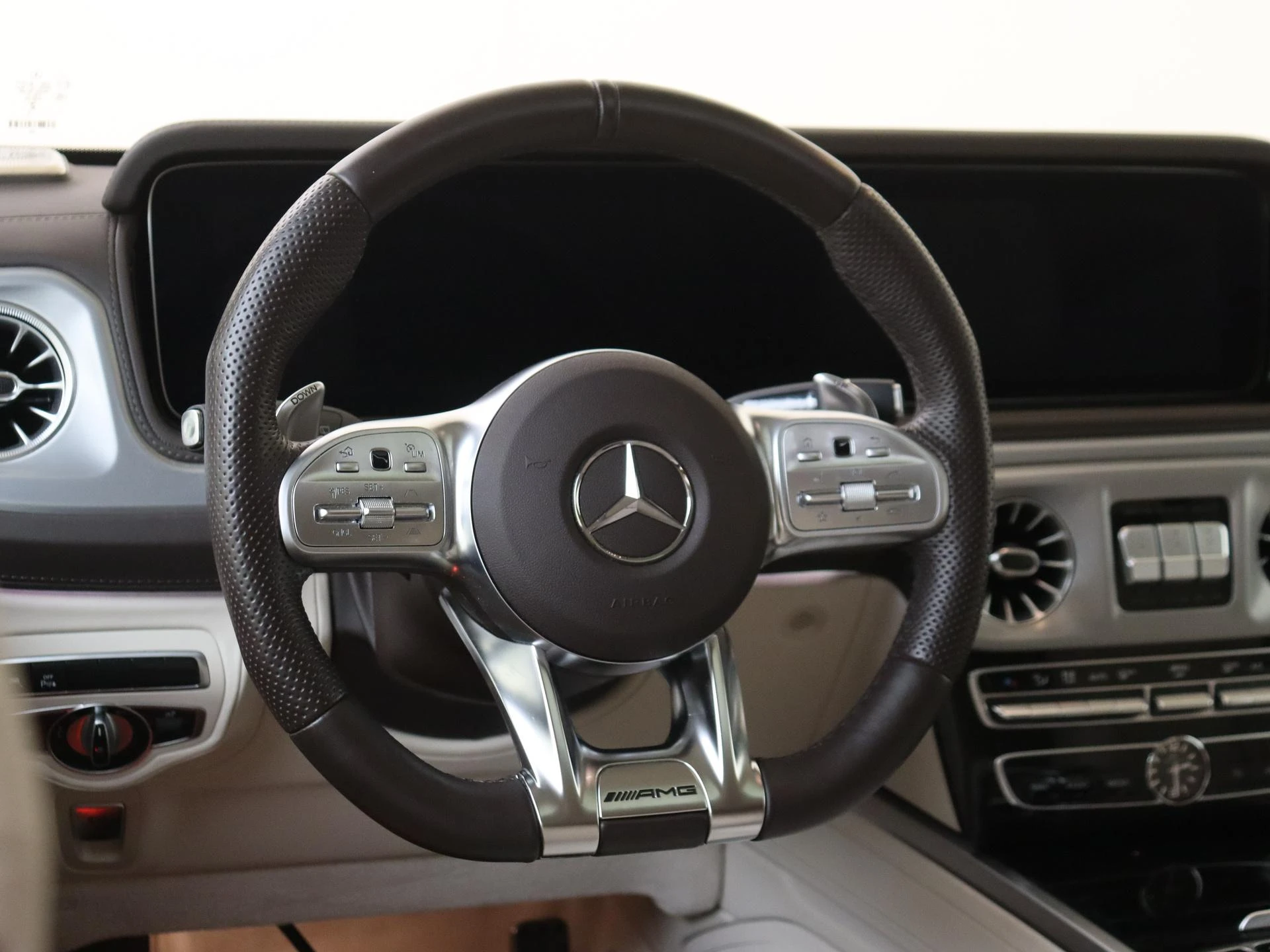 Mercedes-Benz-G-Klasse-image-12