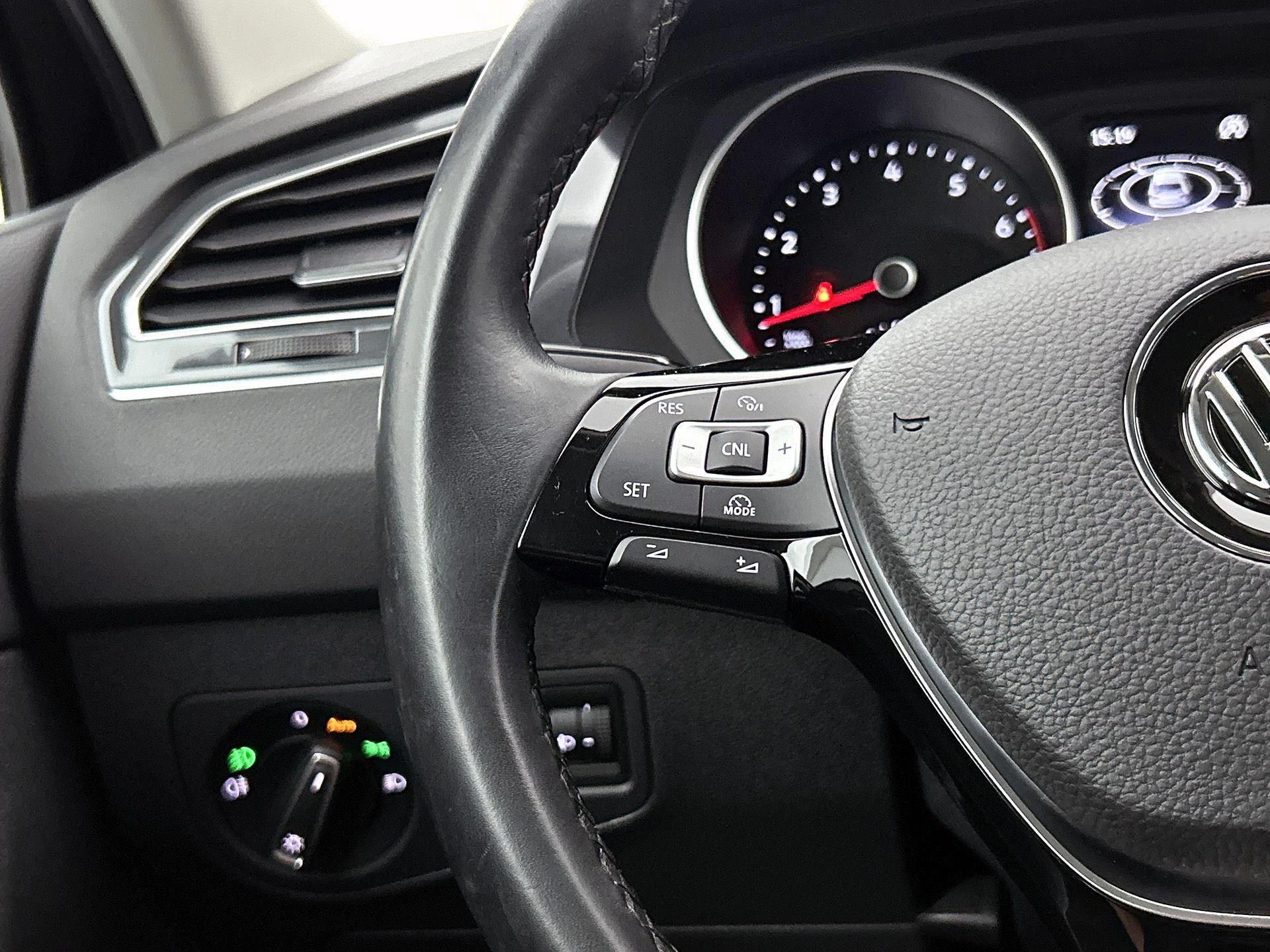 Volkswagen-Tiguan-image-5