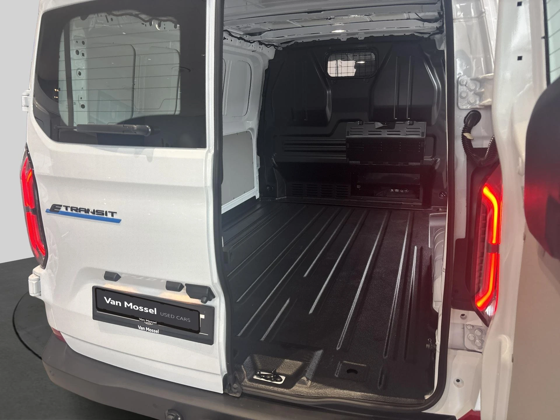 Ford-E-Transit Custom-image-23