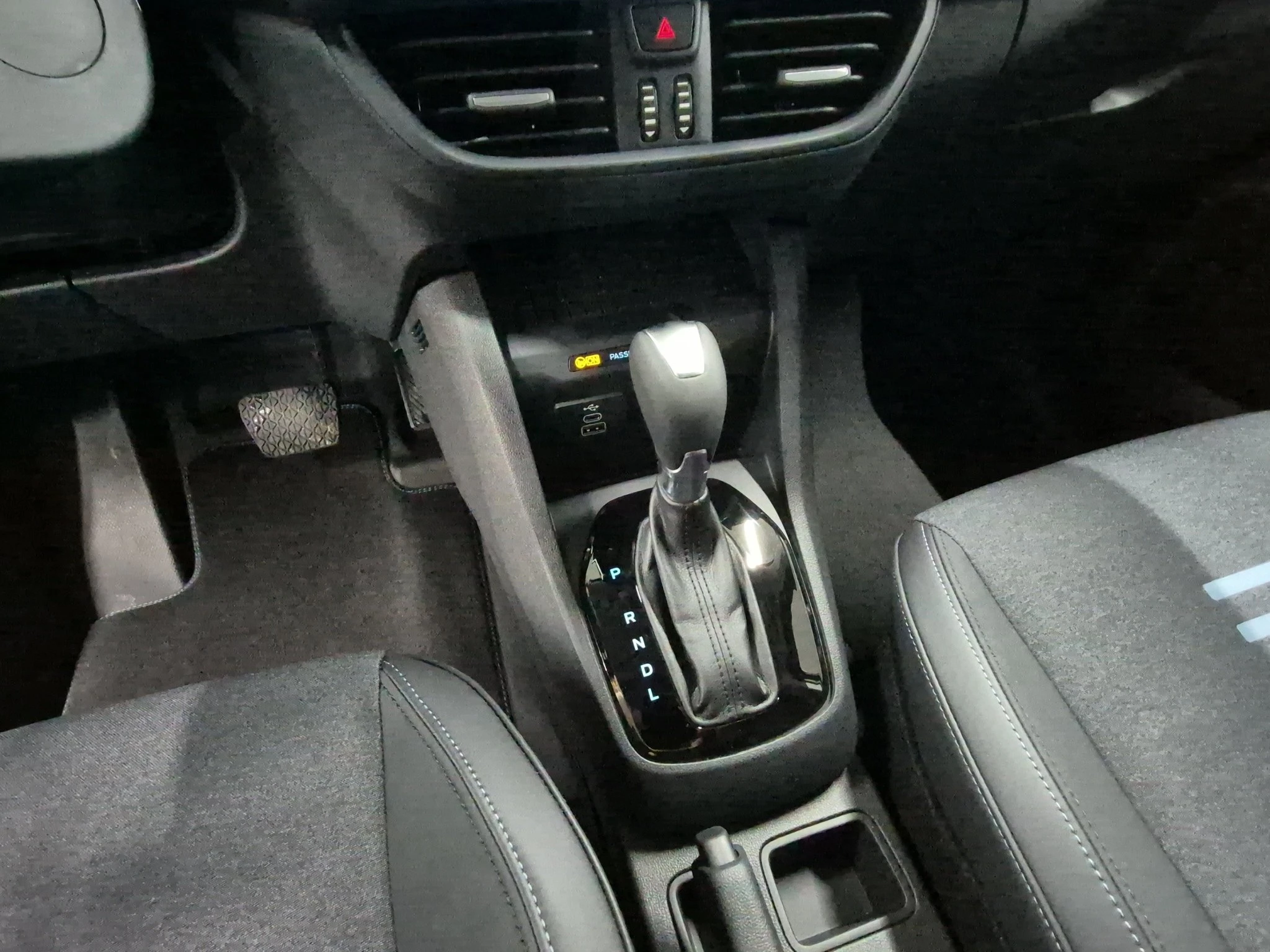 Ford-Transit Courier-image-13