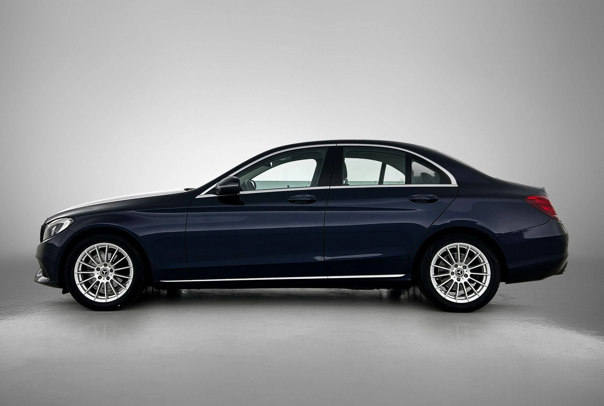 Mercedes-Benz-C-Klasse-image-1