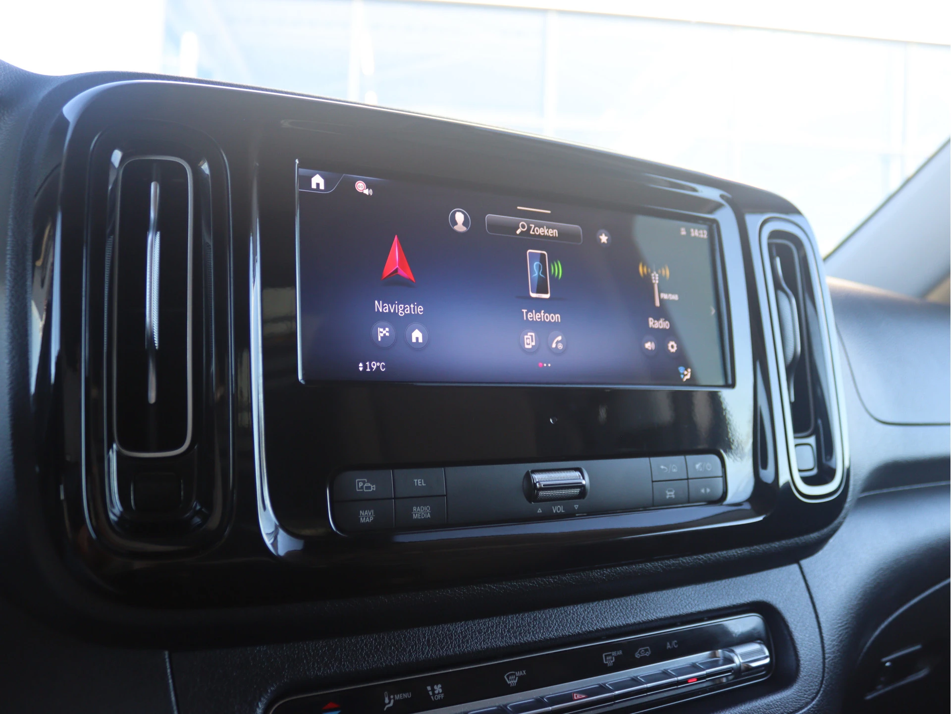 Mercedes-Benz-Vito-image-8