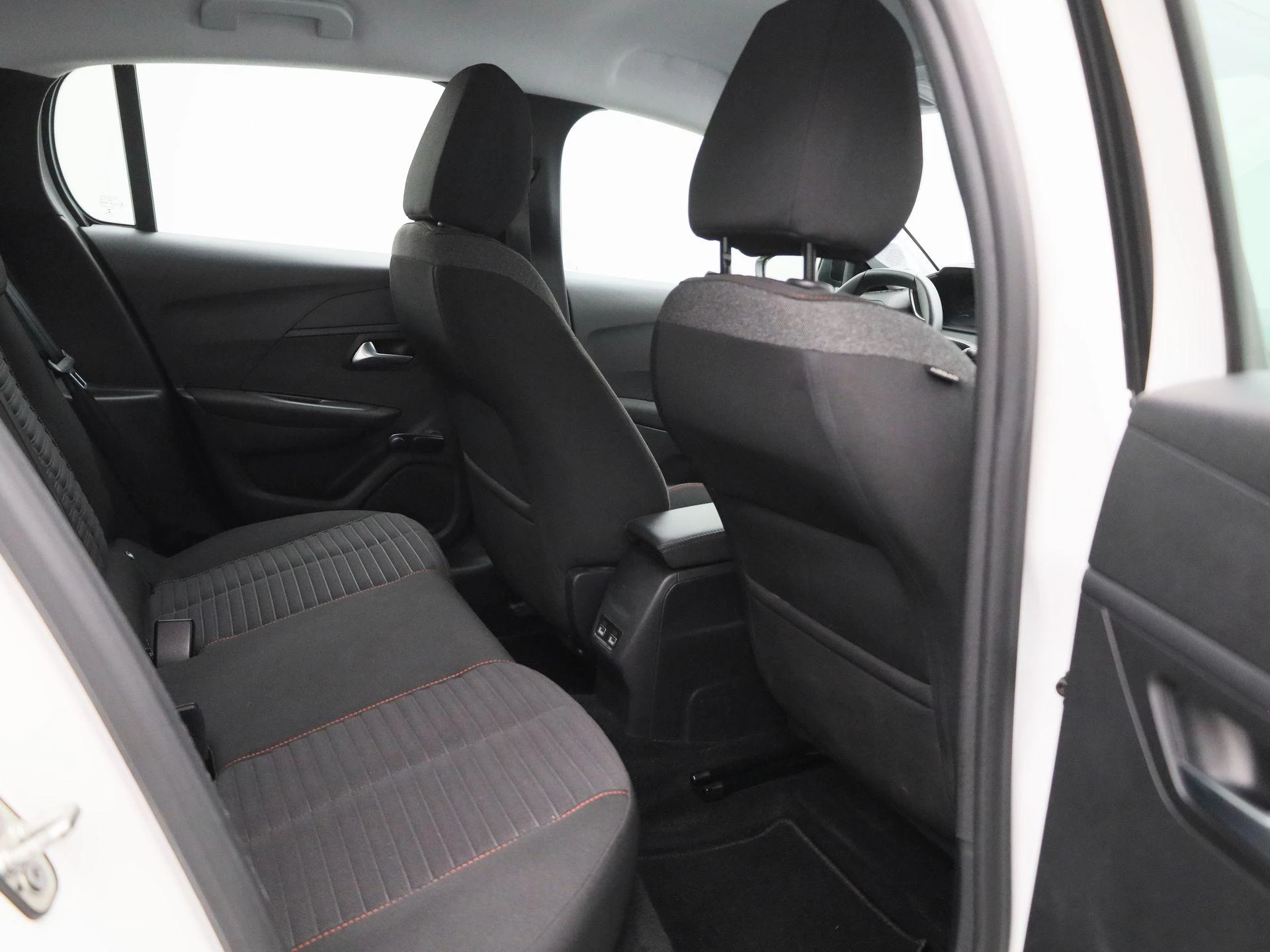 Peugeot-e-208-image-30