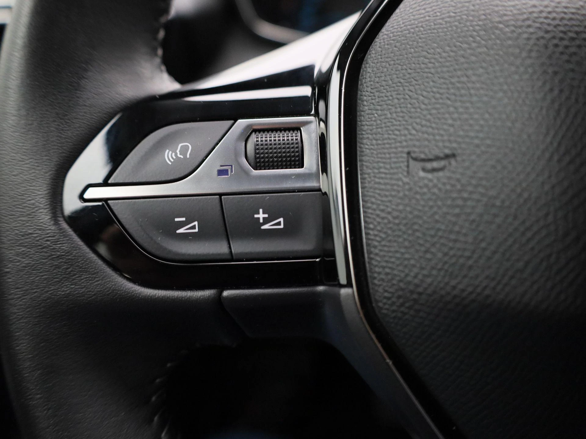 Peugeot-e-208-image-20