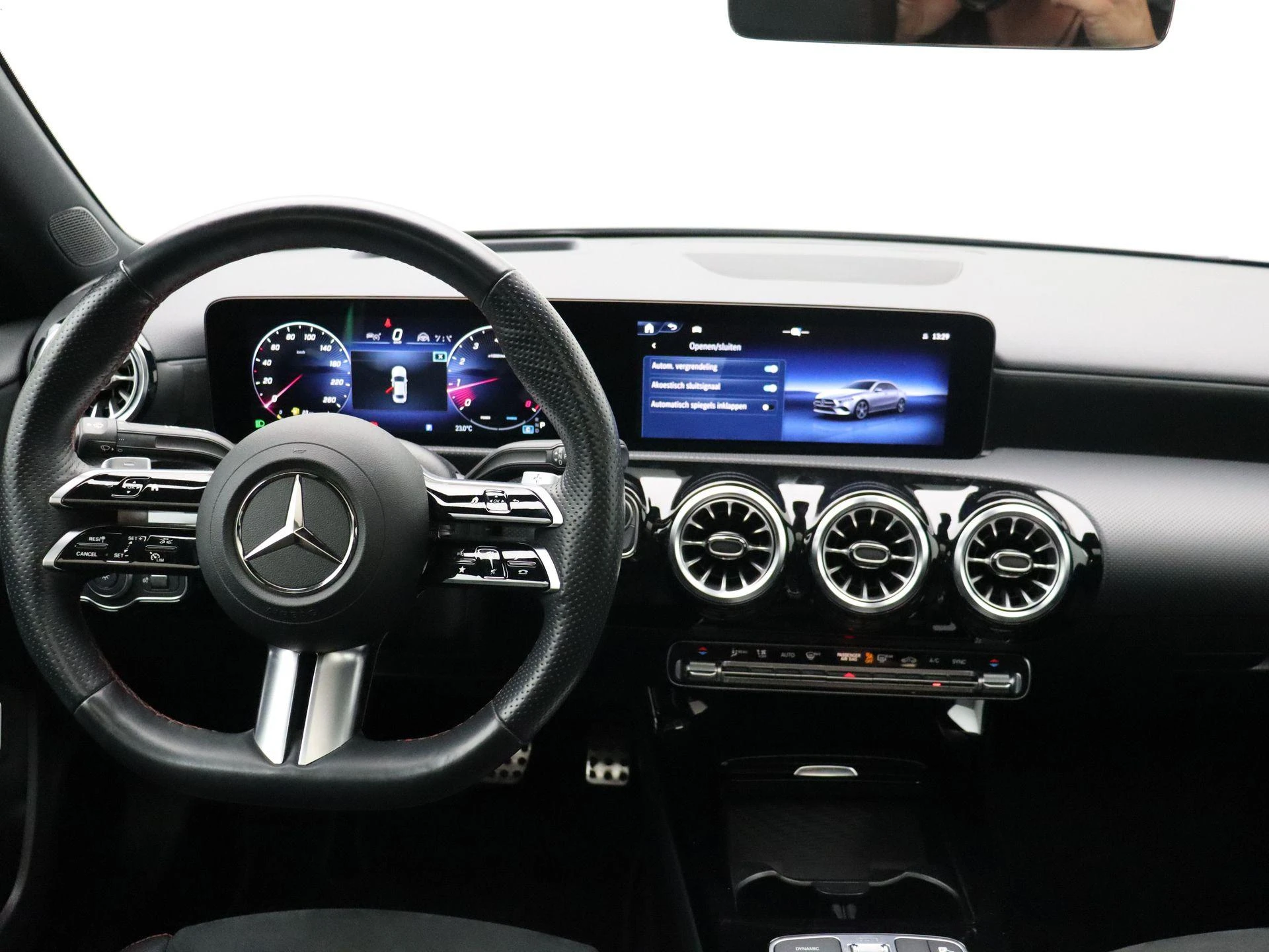 Mercedes-Benz A-Klasse 180 Sedan AMG Line + PANO DAK + MULTIBEAM LED + CARPLAY +