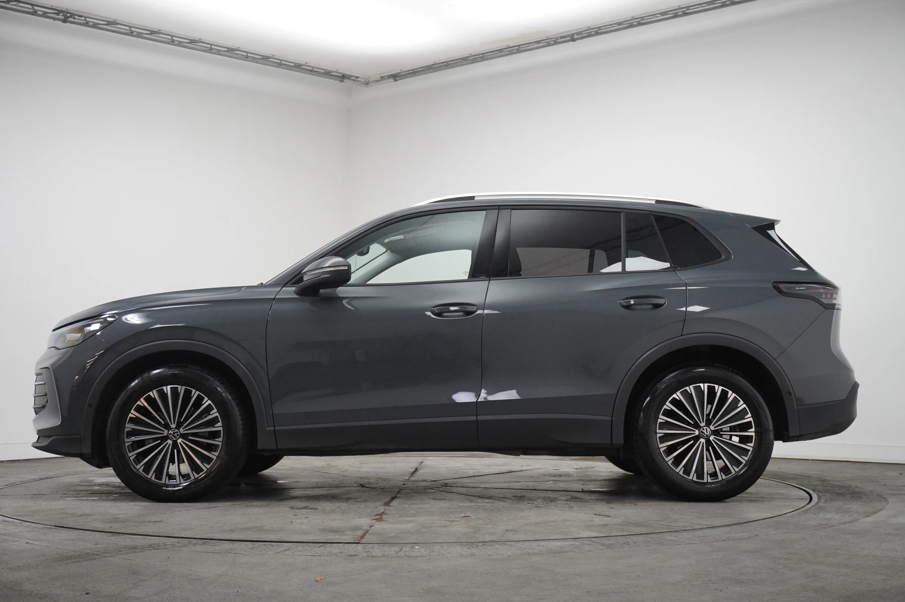 Volkswagen-Tiguan-image-17