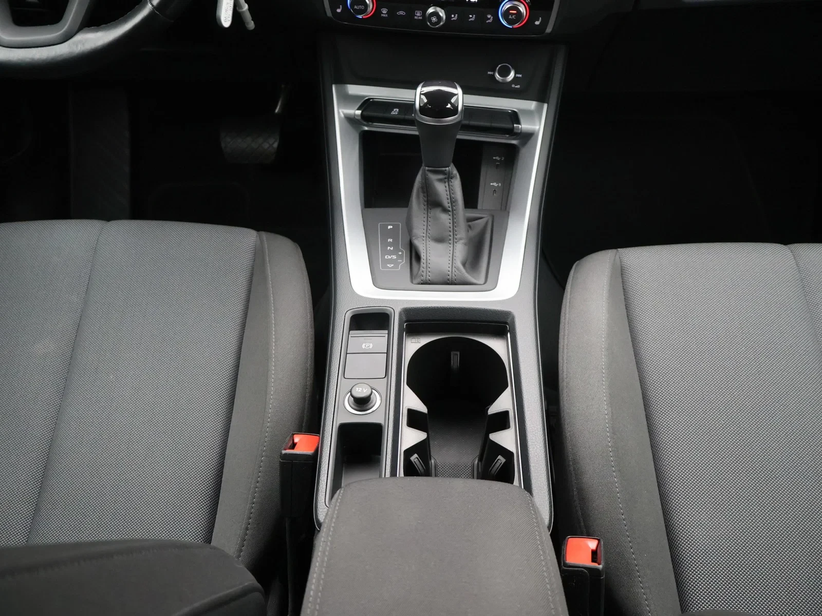 Audi Q3 35TFSI Business Edition Advanced 150PK *AUTOMAAT*VIRTUAL COCKPIT*SHADOW LOOK*TREKHAAK*CRUISE*PDC*APP