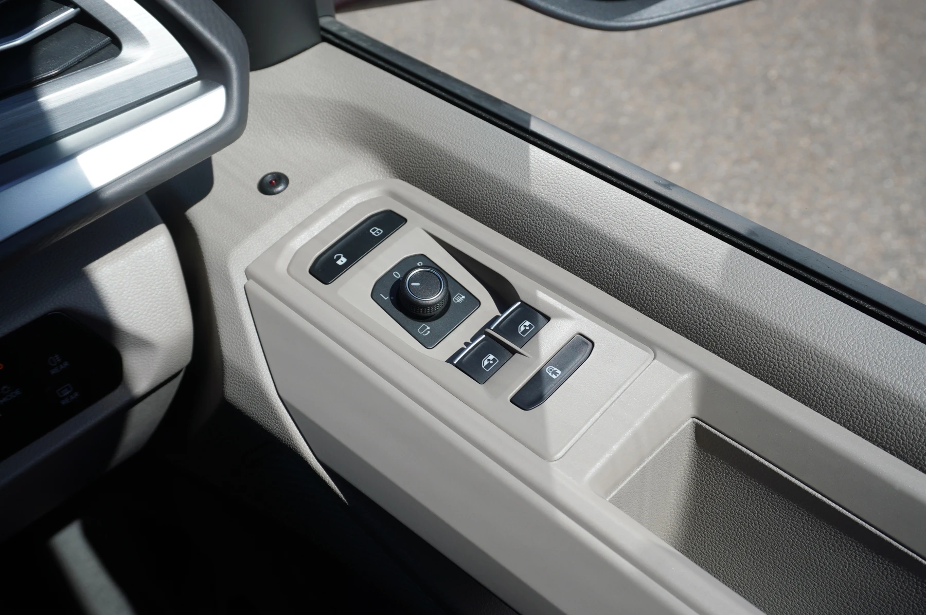 Volkswagen-Multivan-image-20