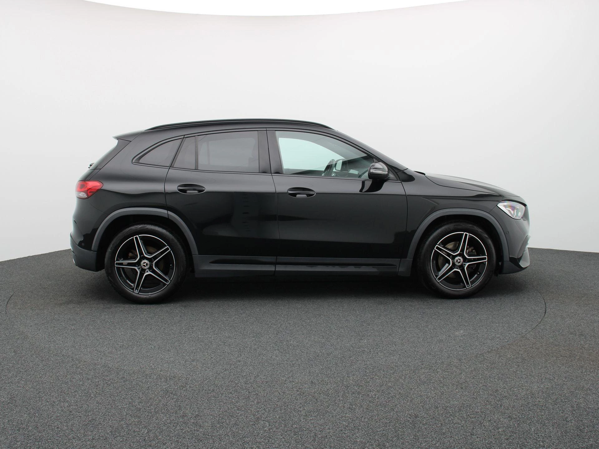 Mercedes-Benz GLA 180 AMG Line + NIGHTPAKKET + SENSOREN + CAMERA +