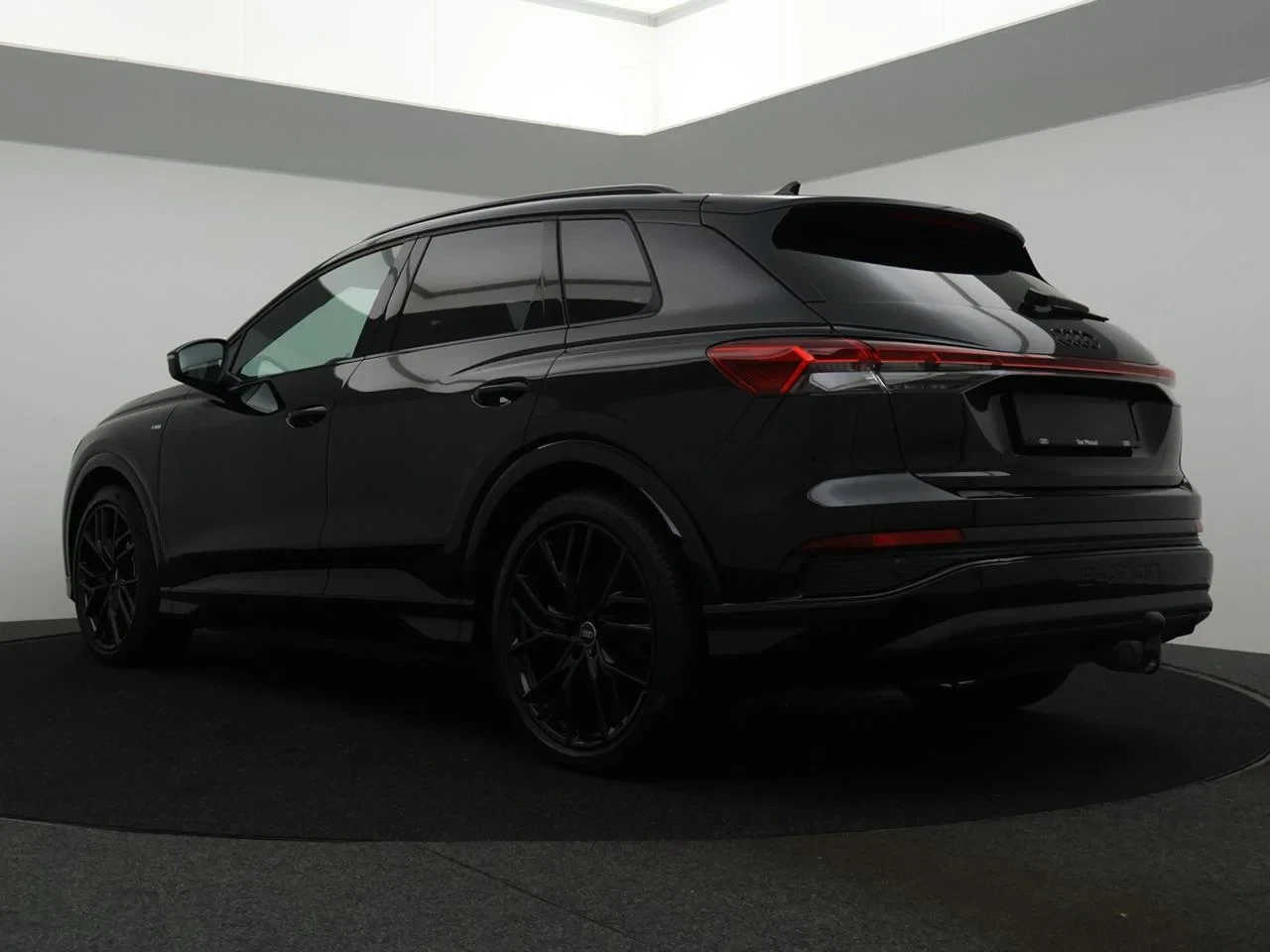Audi-Q4 e-tron-image-1