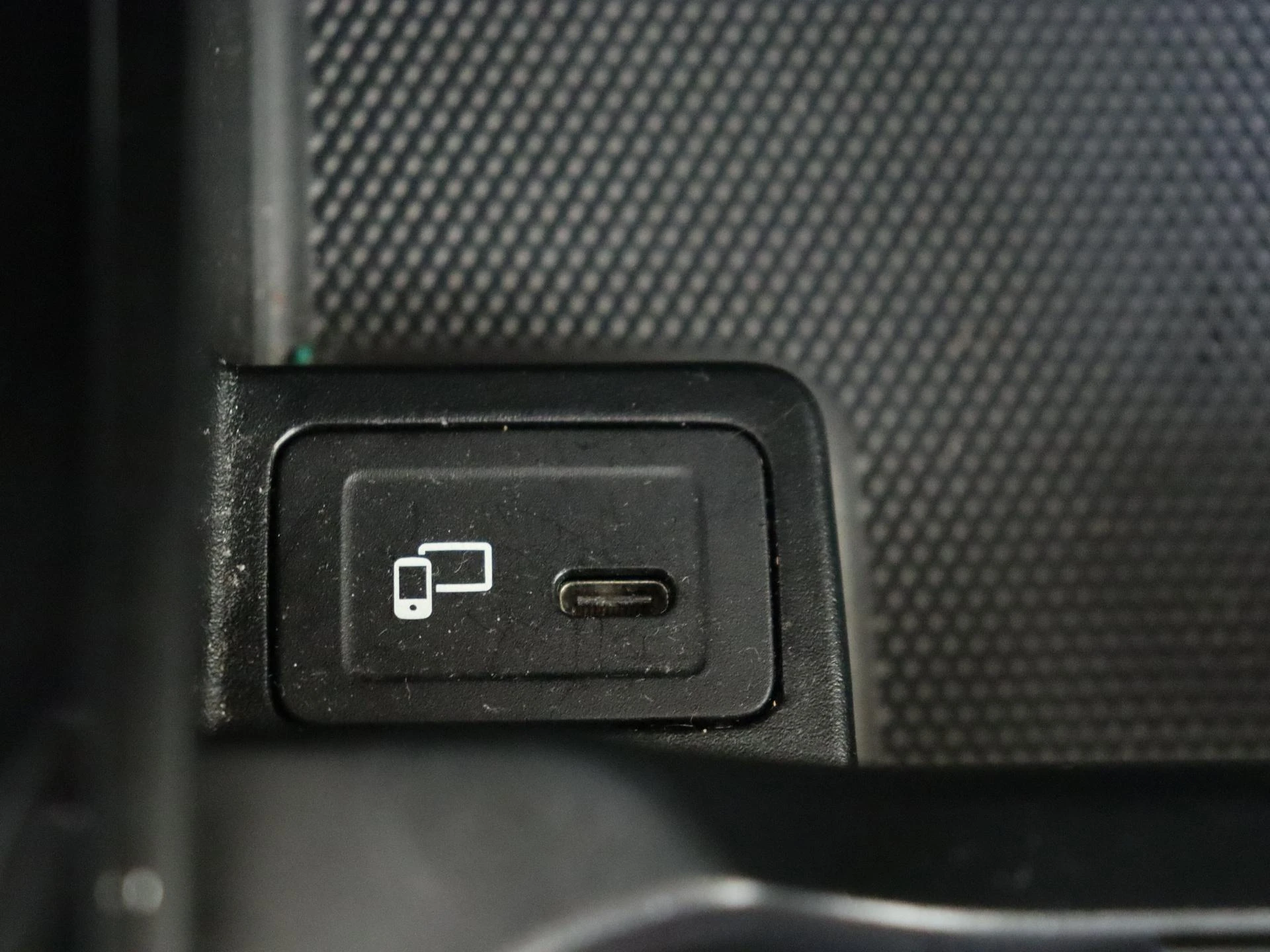 Mercedes-Benz-GLB-image-24