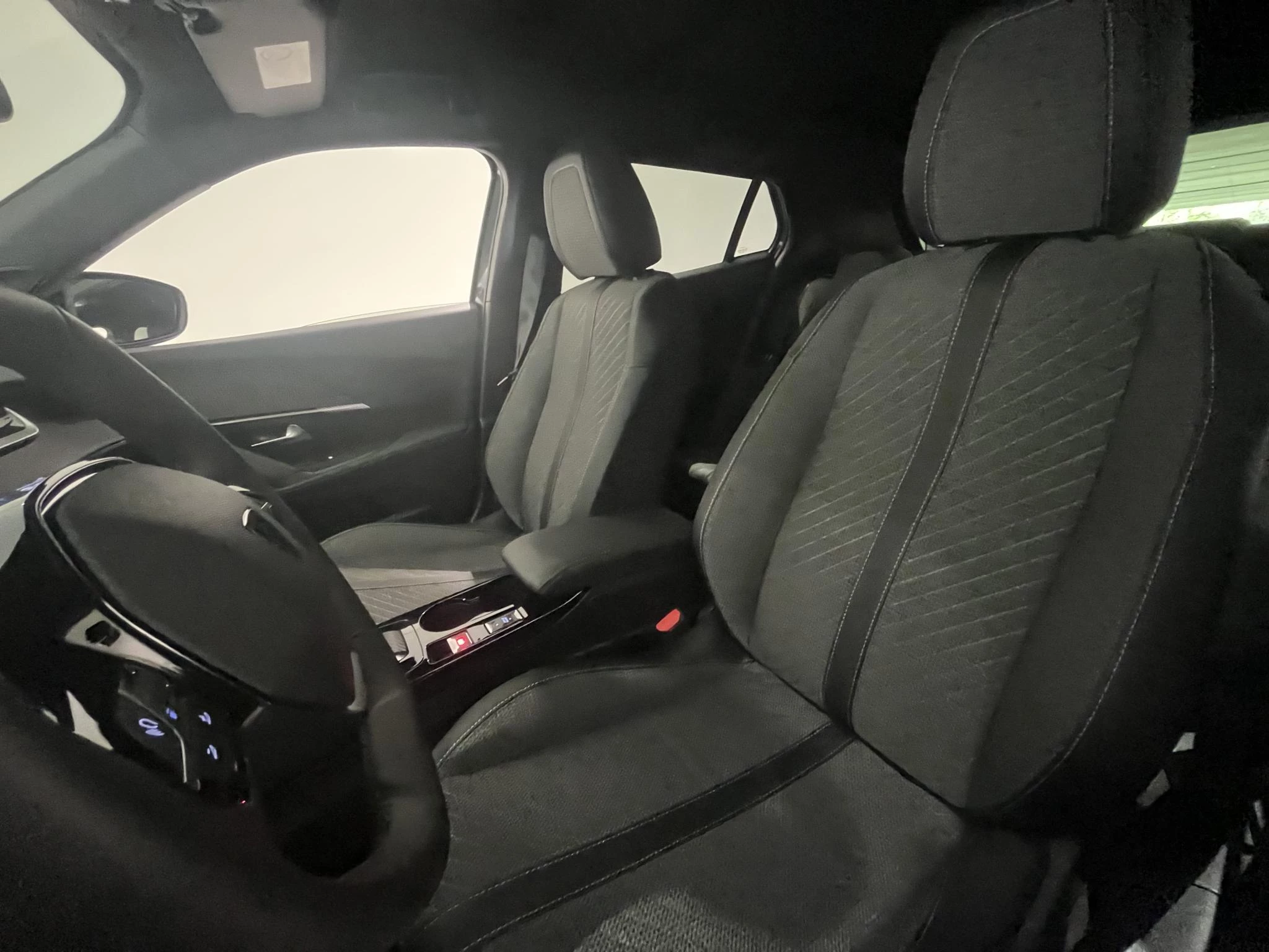 Peugeot-e-2008-image-19