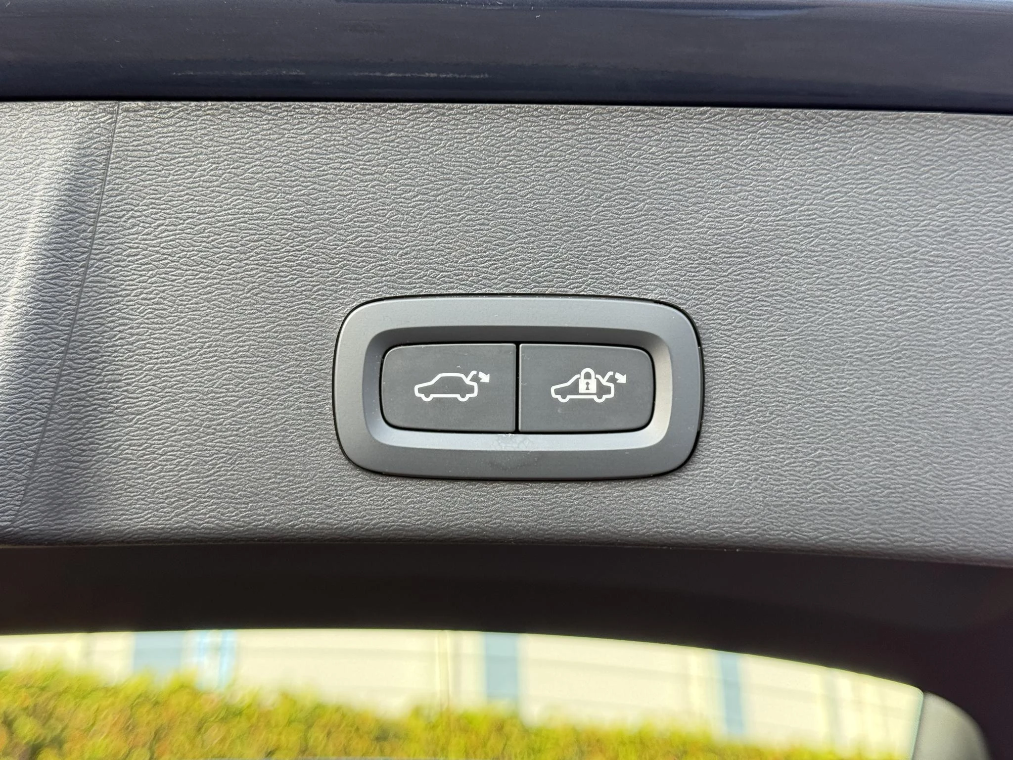 Volvo-EX40-image-10