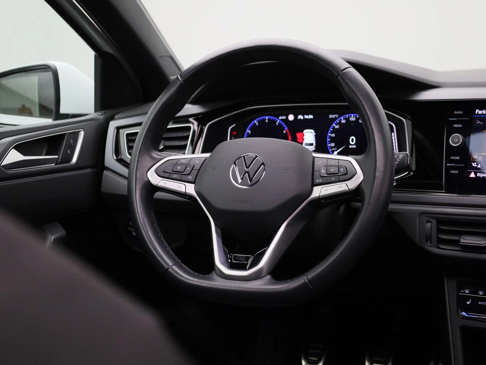 Volkswagen-Polo-image-8