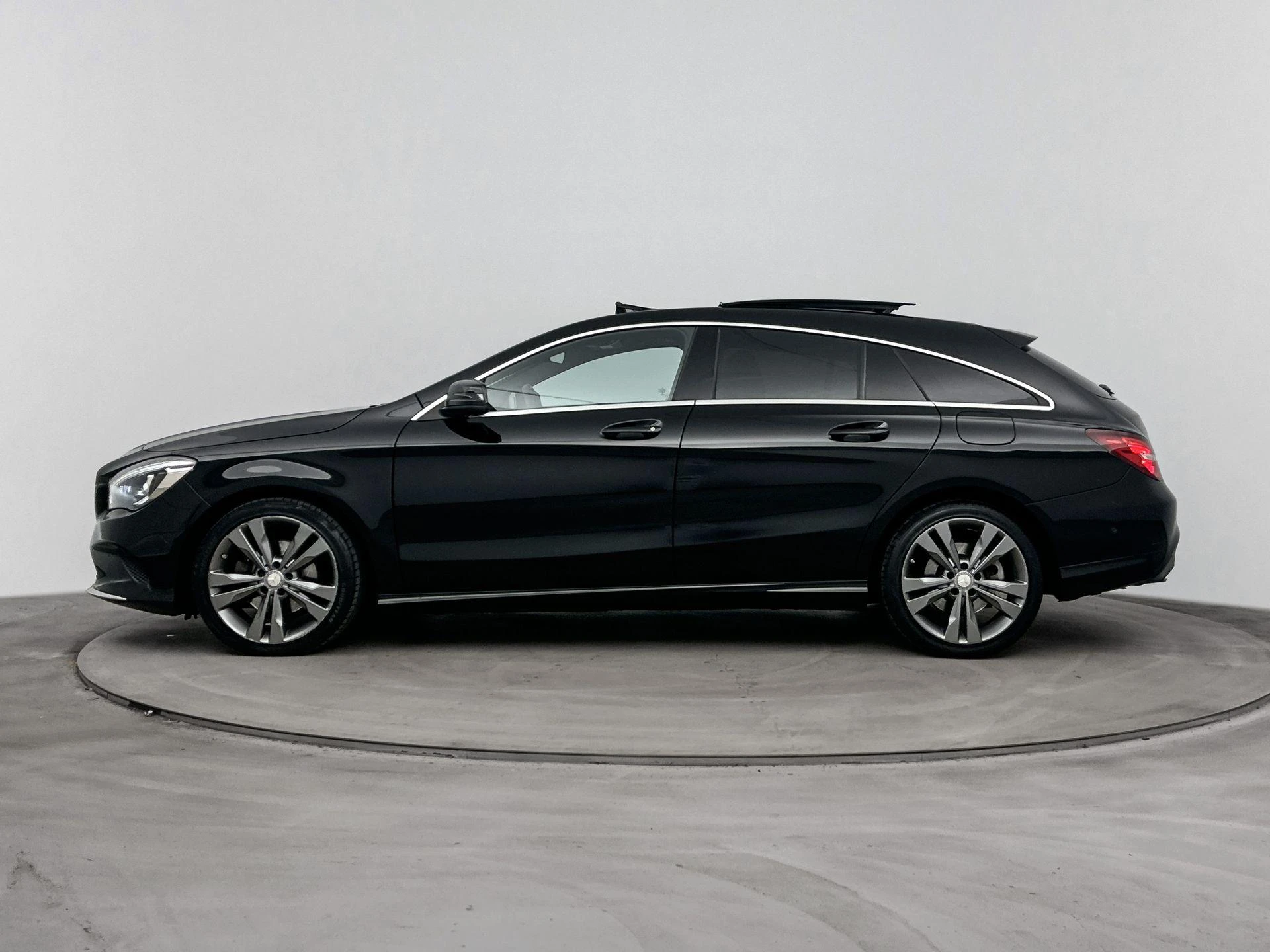 Mercedes-Benz-CLA-image-1