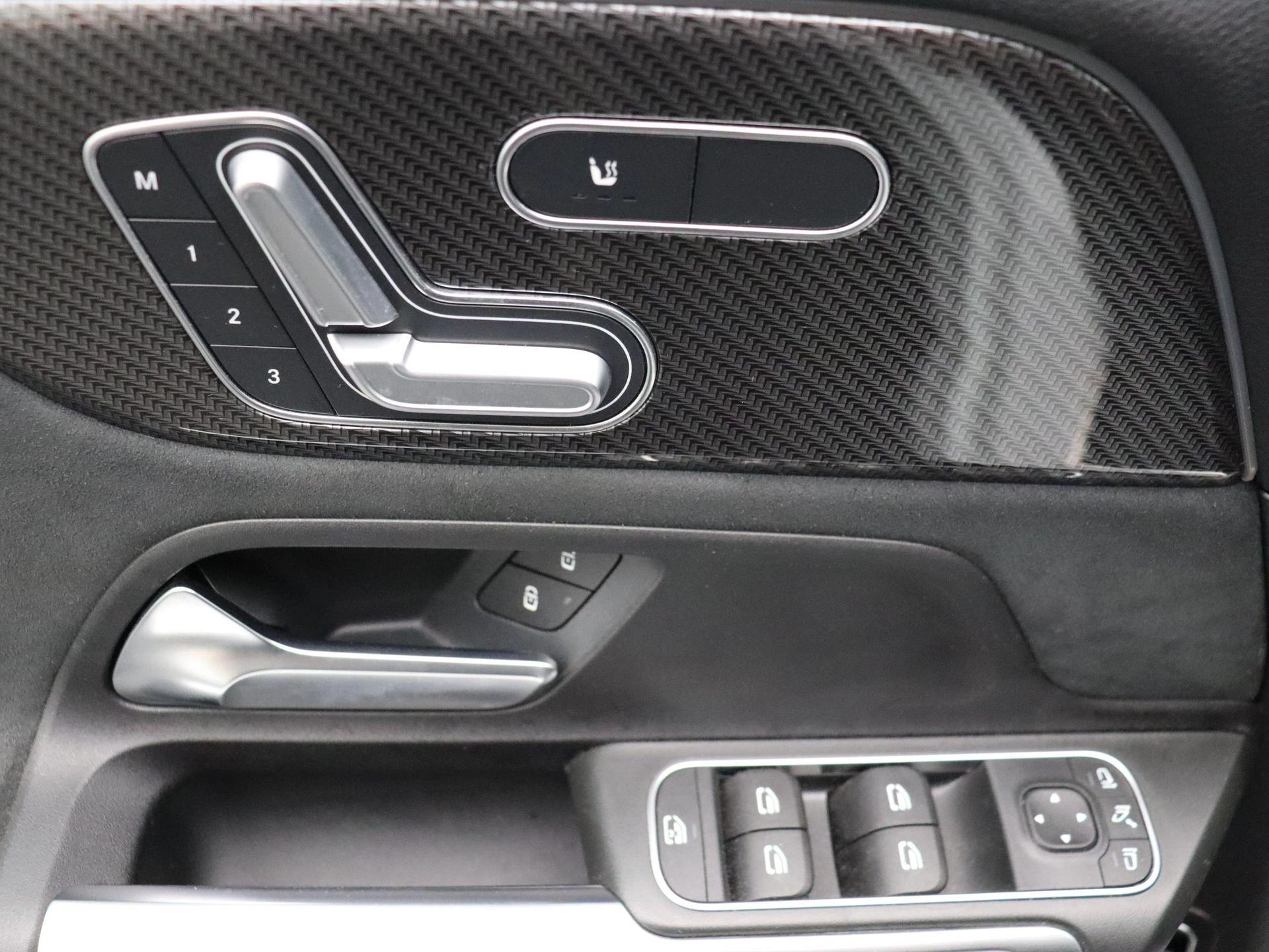 Mercedes-Benz GLB 180 AMG Line + PANORAMISCH DAK + MULTIBEAM LED + CARPLAY +