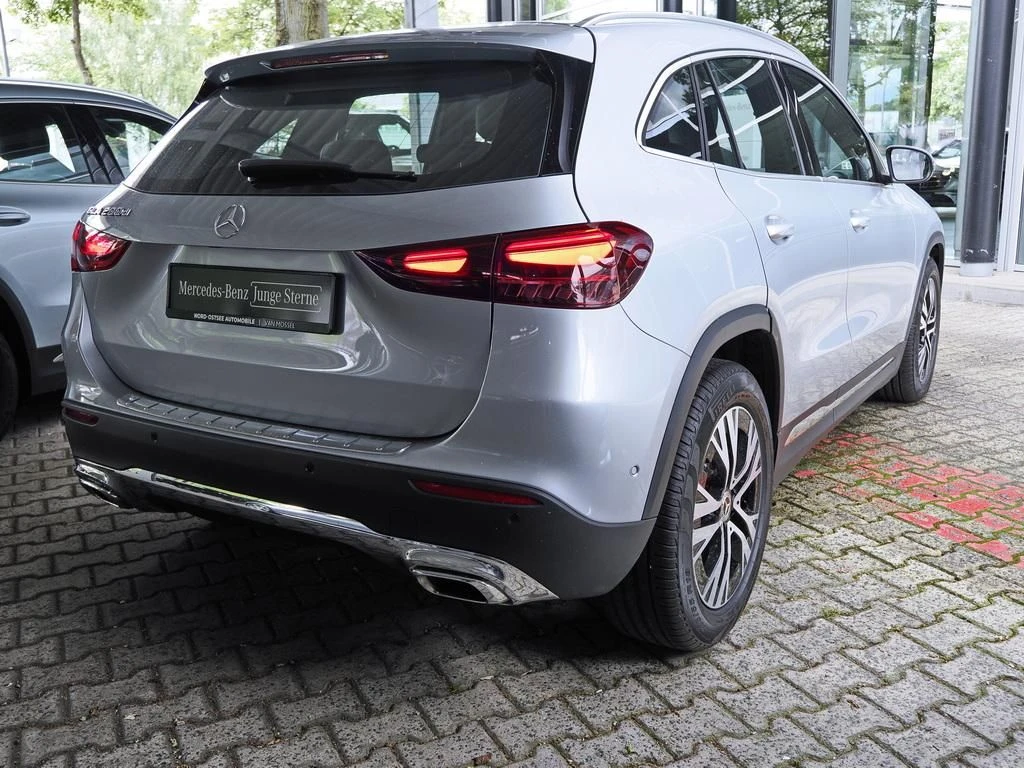 Mercedes-Benz-GLA 200 d-image-4