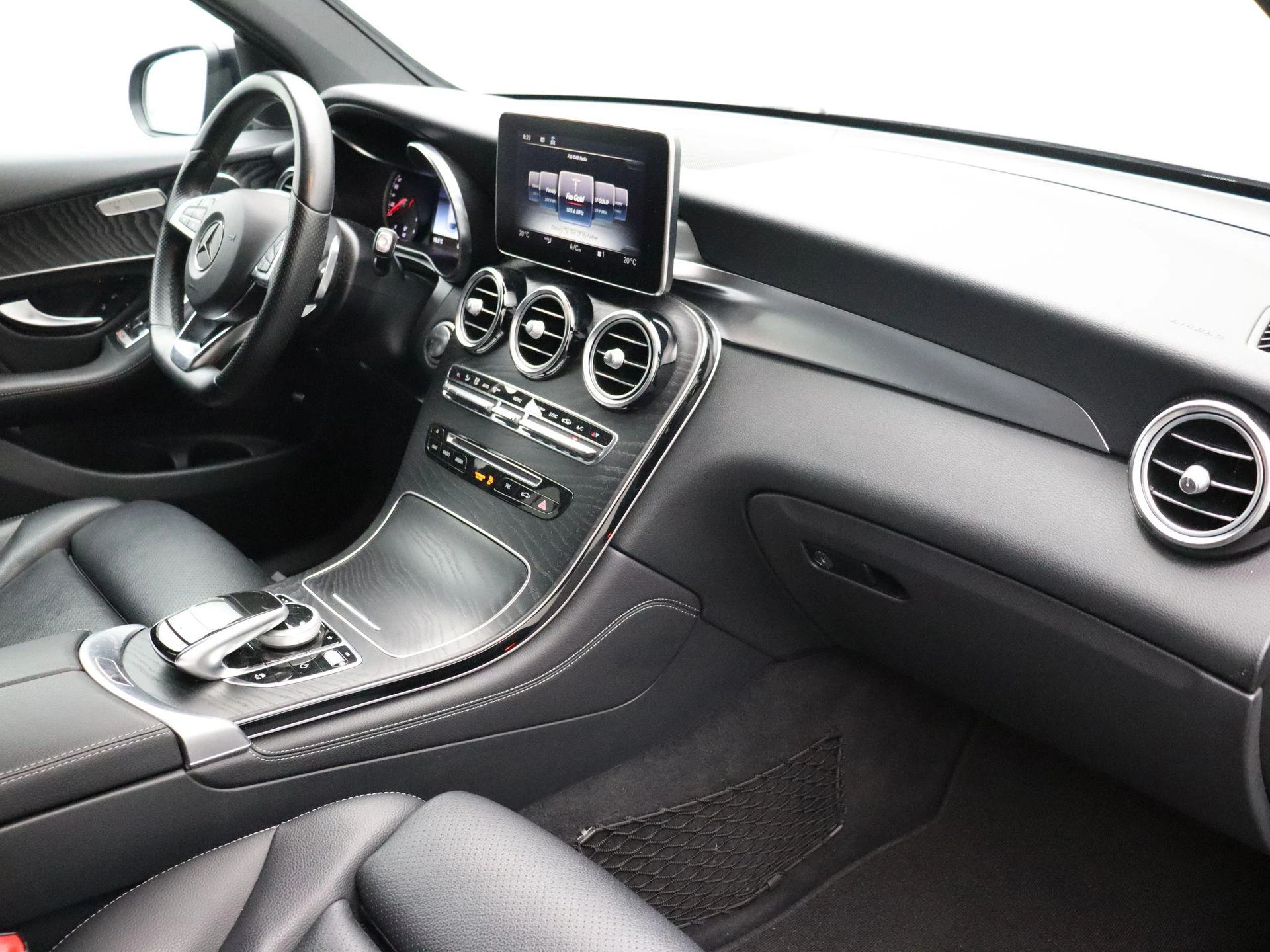 Mercedes-Benz-GLC-image-22