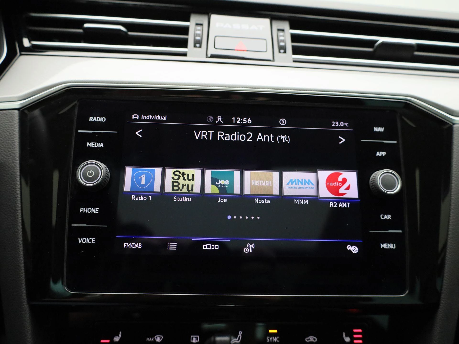 Volkswagen-Passat-image-19
