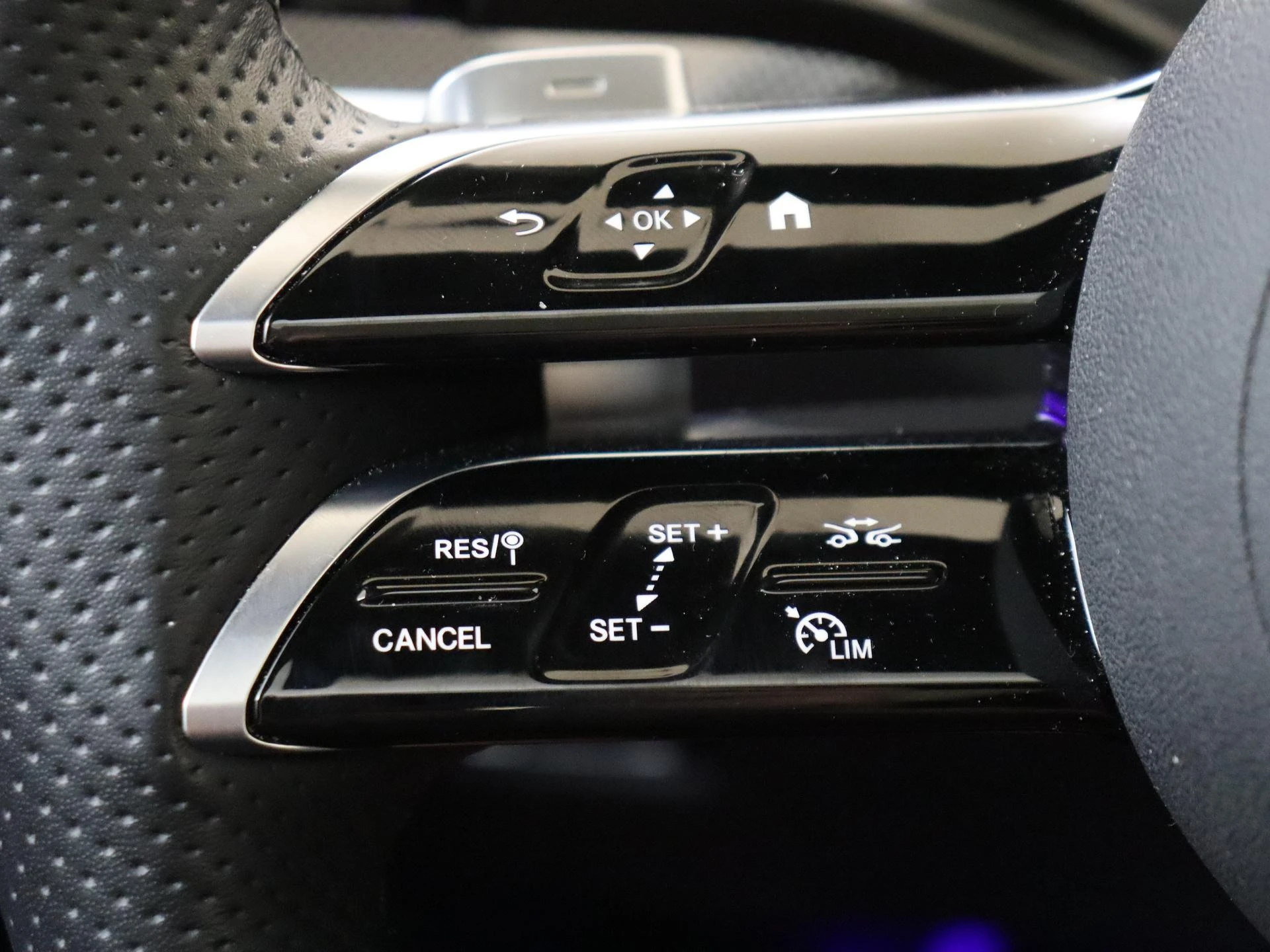 Mercedes-Benz-C-Klasse-image-11