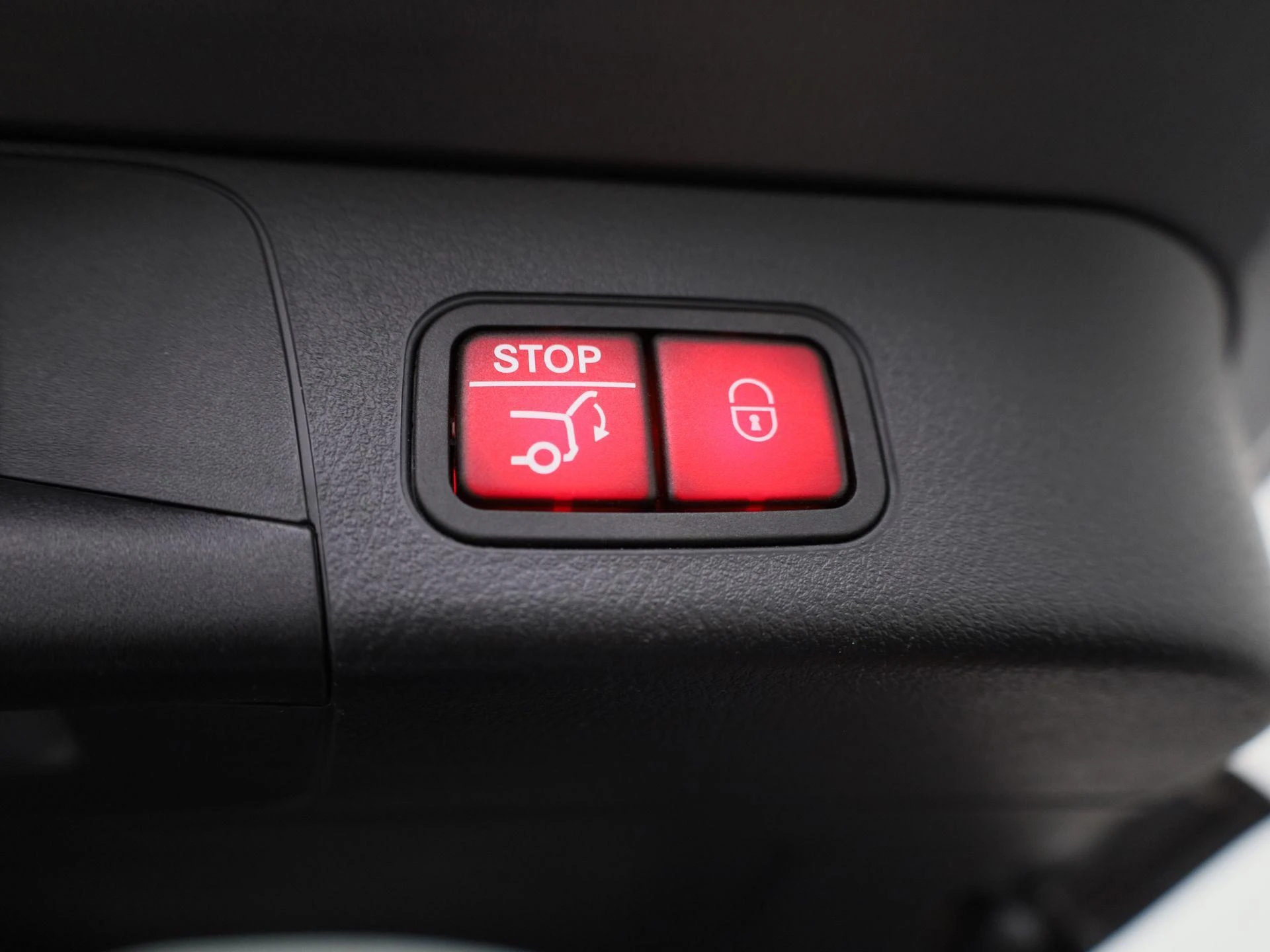 Mercedes-Benz-EQB-image-11
