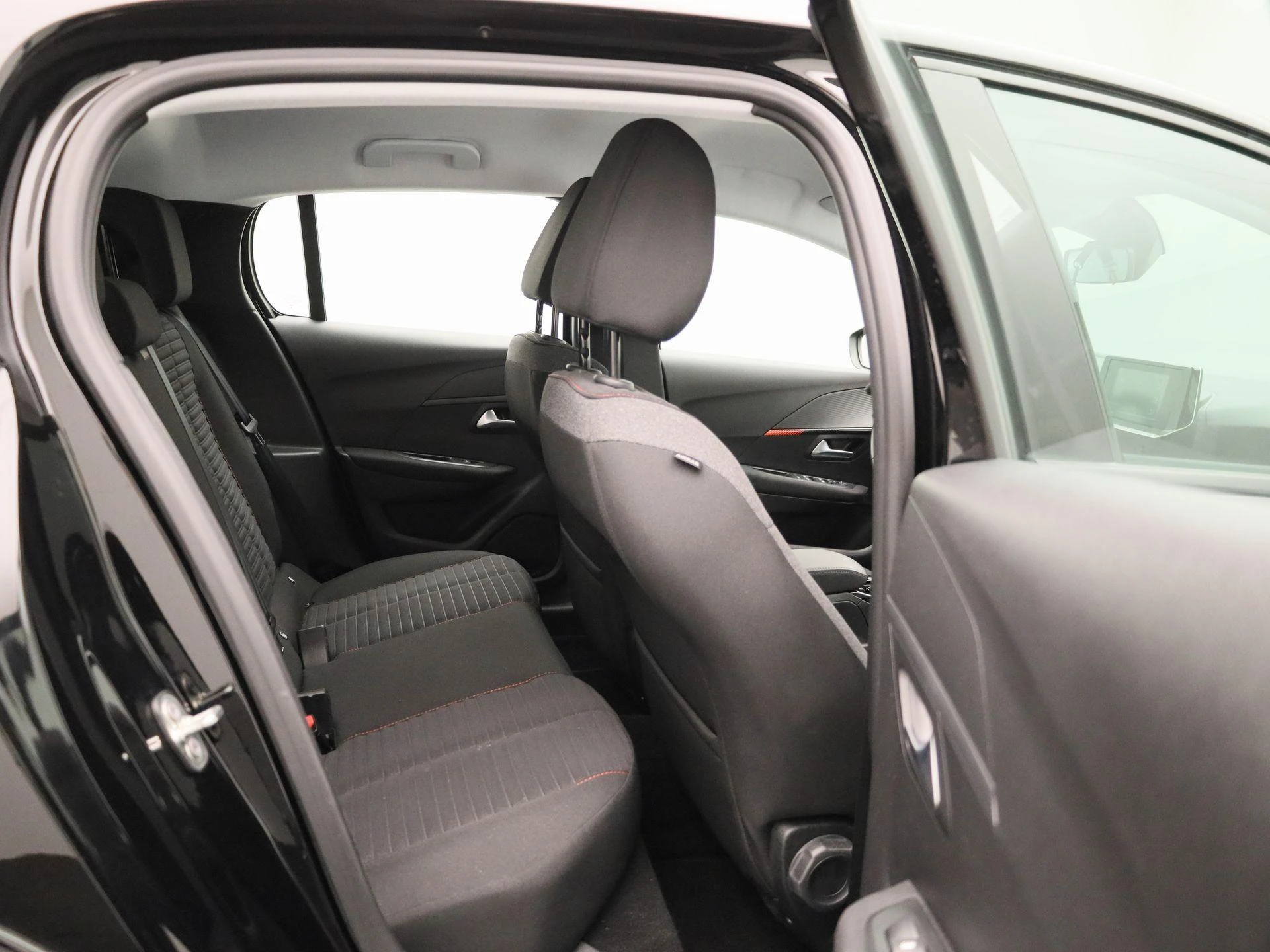 Peugeot-e-208-image-36
