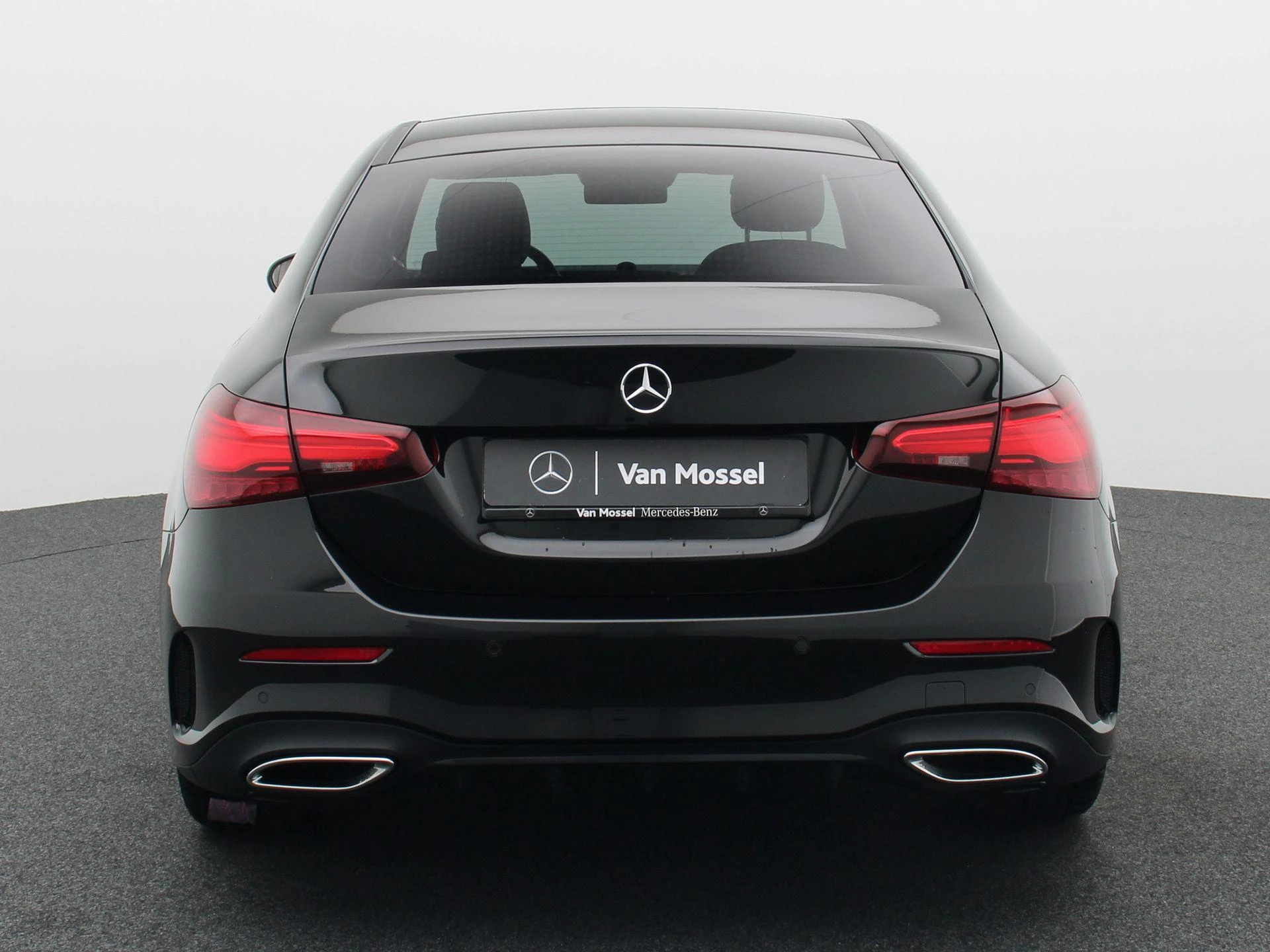 Mercedes-Benz A-Klasse 180 Sedan AMG Line + PANO DAK + MULTIBEAM LED + CARPLAY +