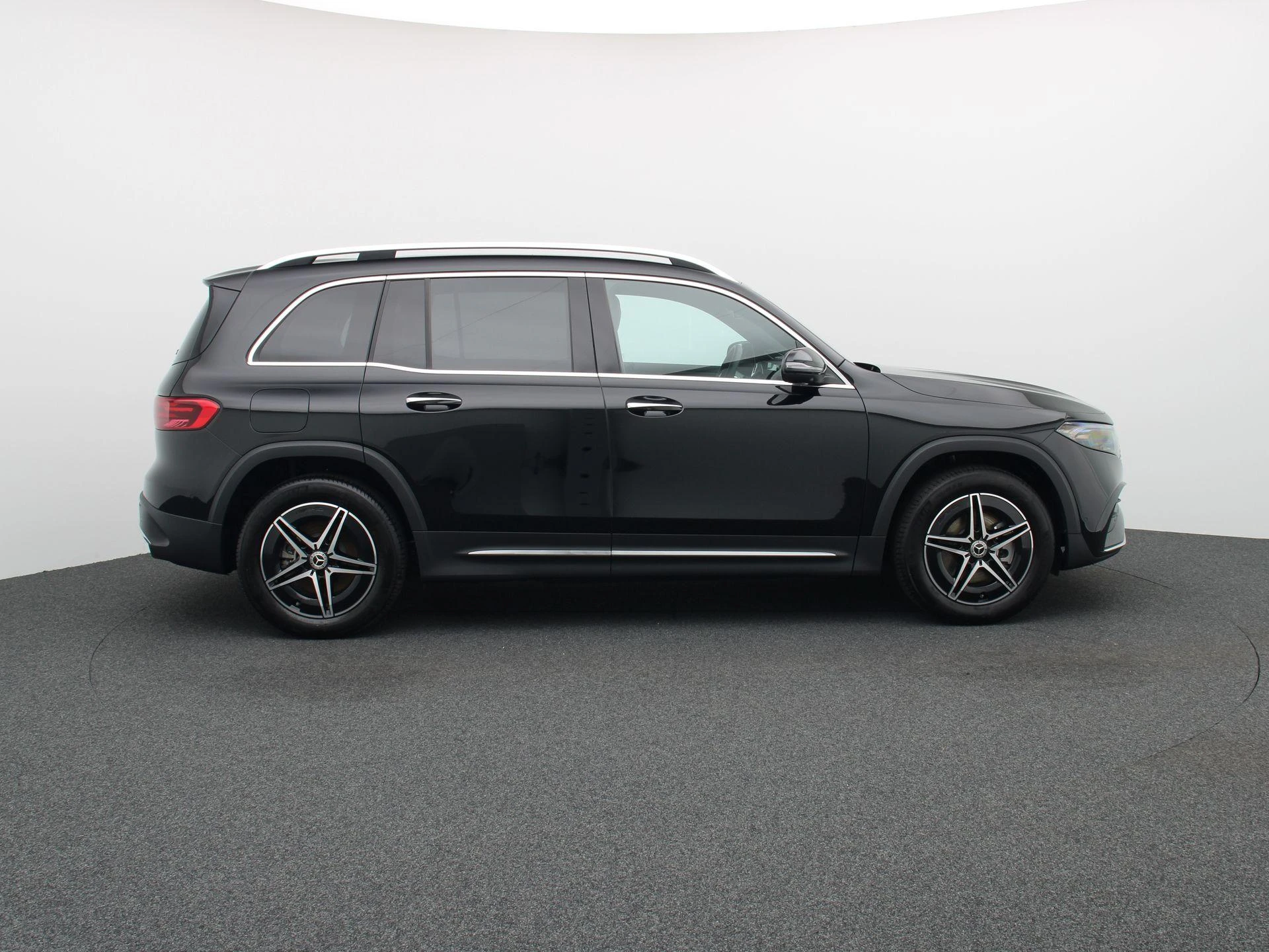 Mercedes-Benz-EQB-image-5