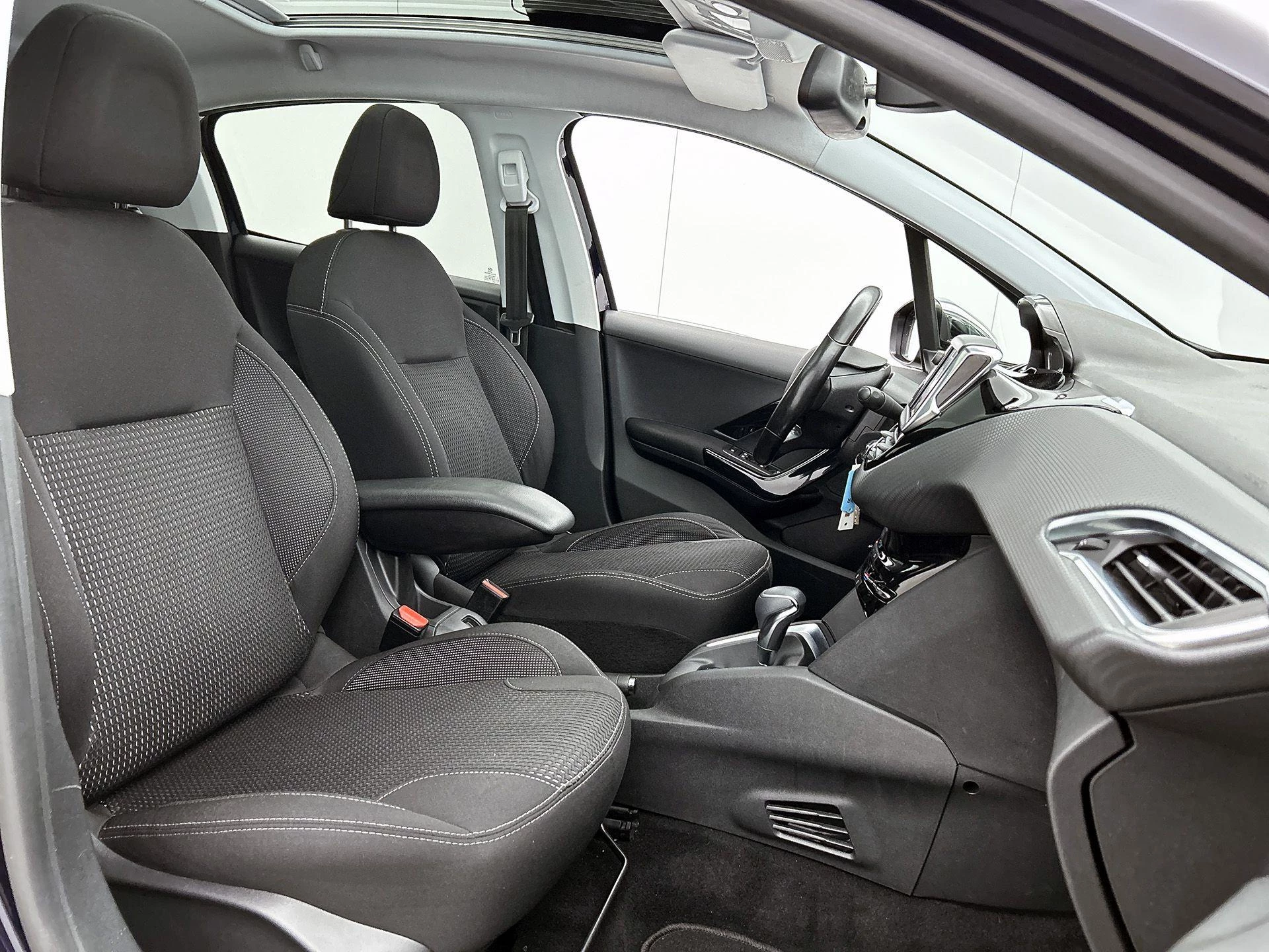 Peugeot-208-image-32