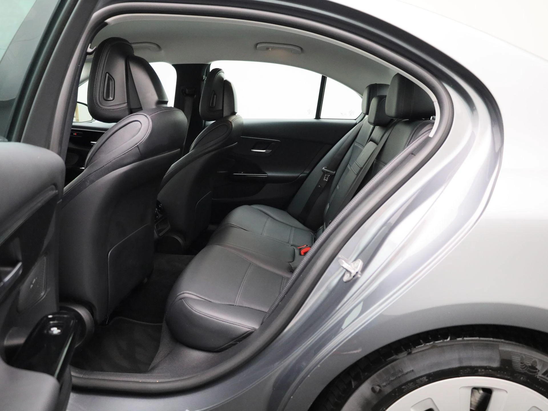 Mercedes-Benz-C-Klasse-image-8