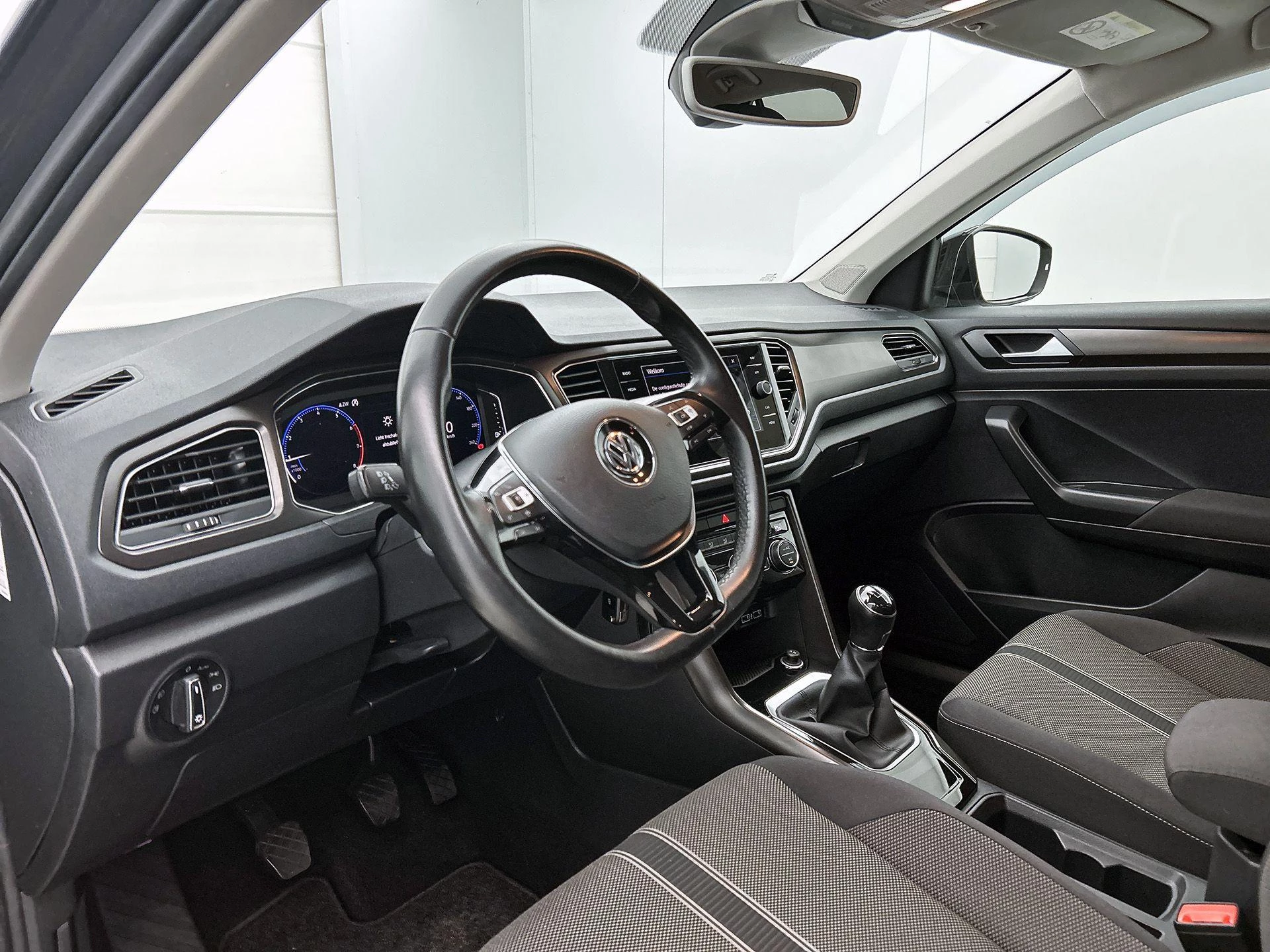 Volkswagen-T-Roc-image-16