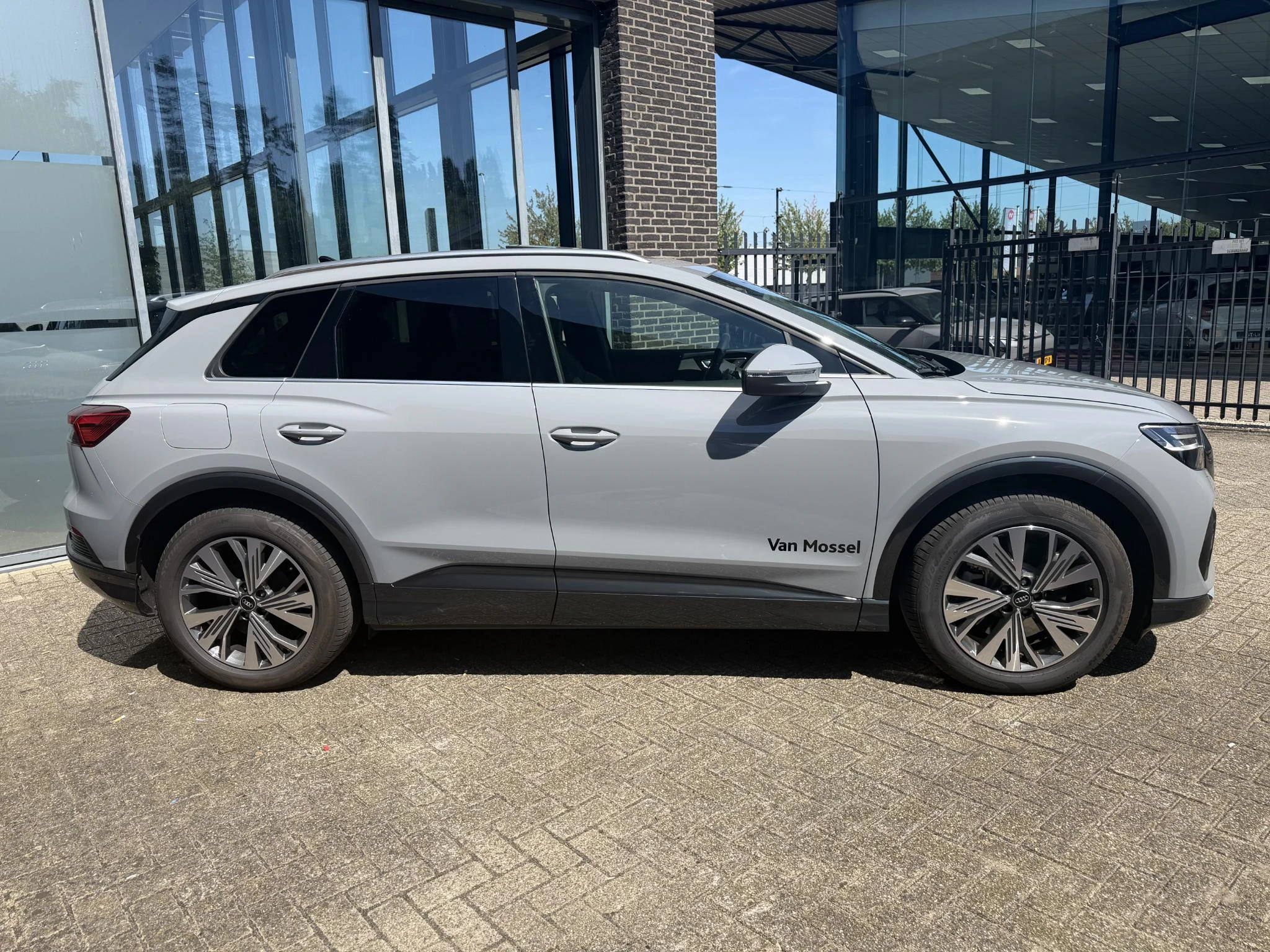 Audi-Q4 e-tron-image-3