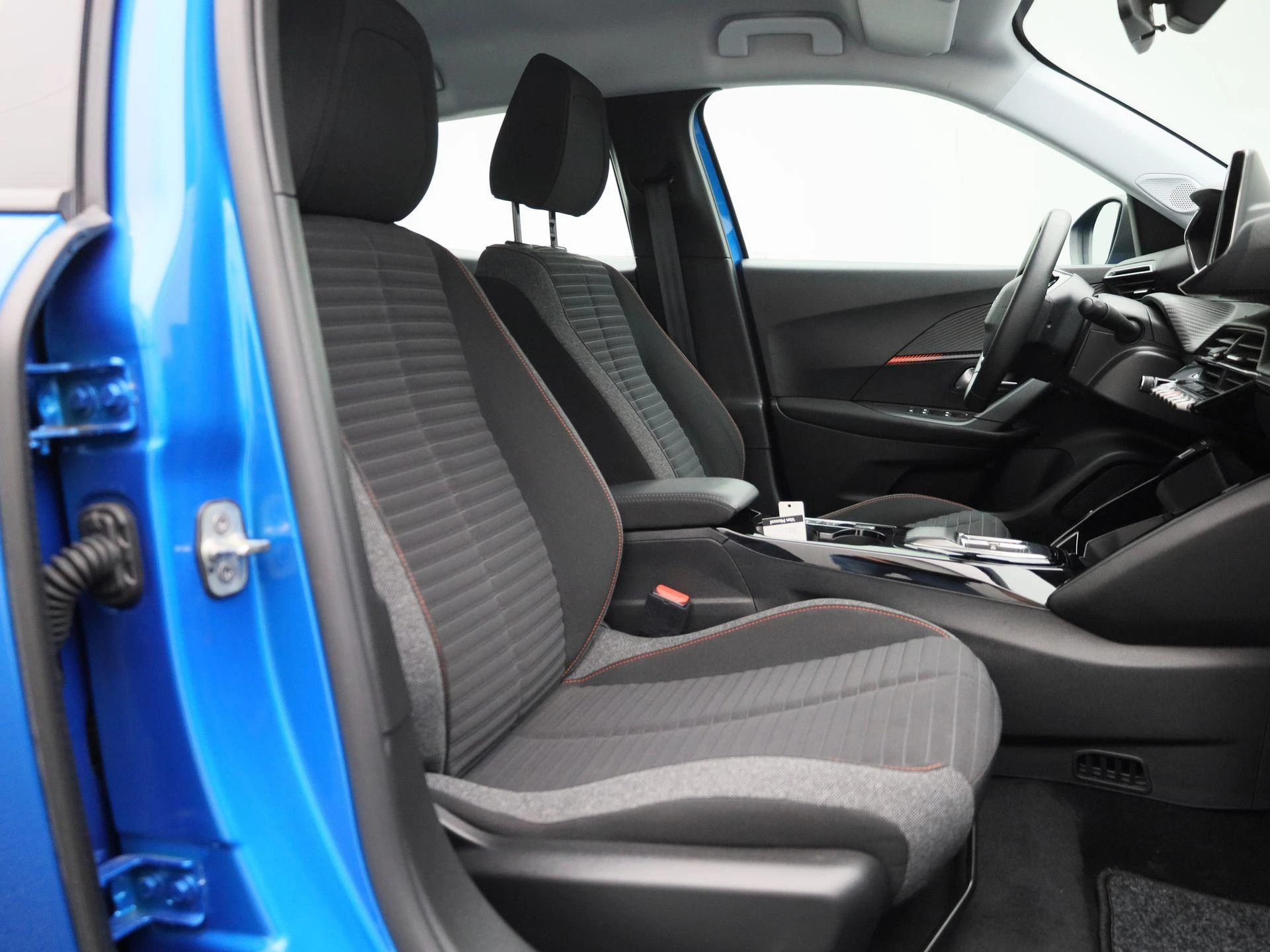 Peugeot-e-2008-image-32