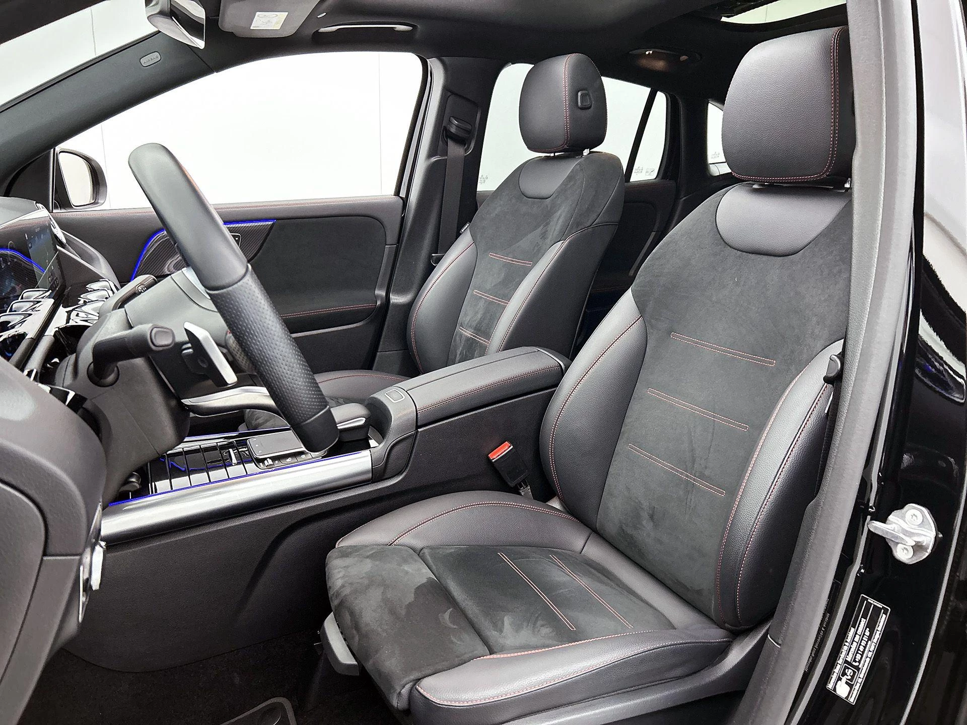 Mercedes-Benz-GLA-image-46